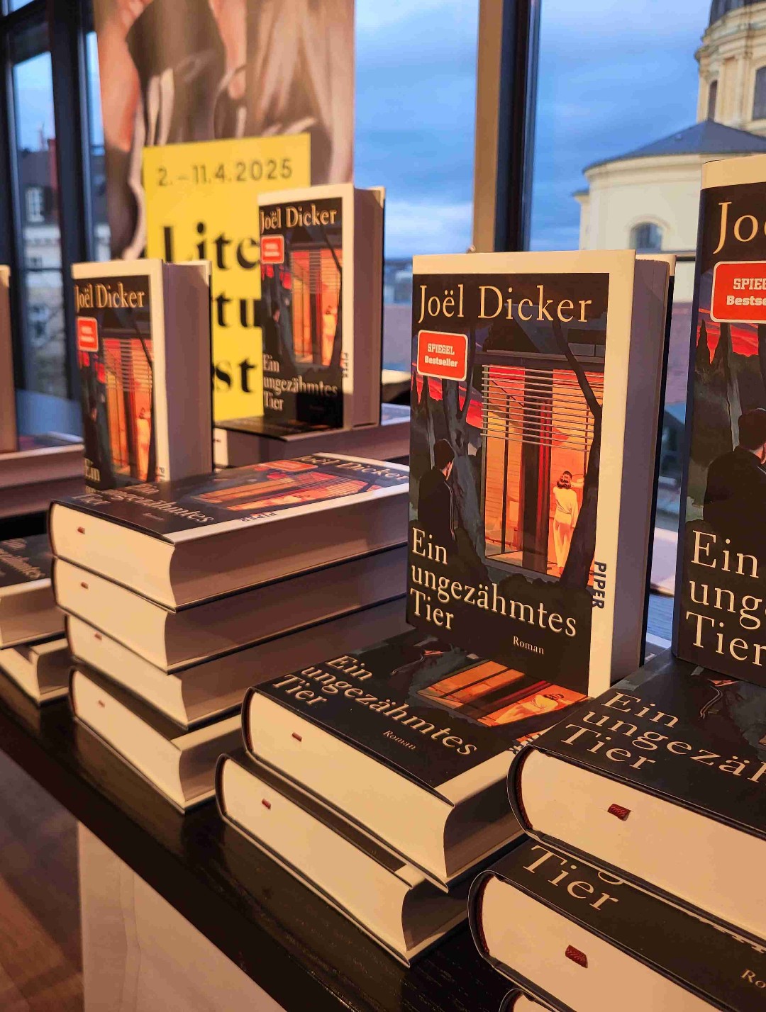 Mein erster Dicker! 🤭
Nach der spannenden Lesung war ich ja sehr neugierig und wurde nicht enttäuscht: ein Cliffhanger jagt den nächsten und sorgt für großen Lesespaß zwischen scheinbar perfekten Familien, heimlichen Begierden und spektakulären Raubüberfällen vor der schönen Kulisse Genfs.