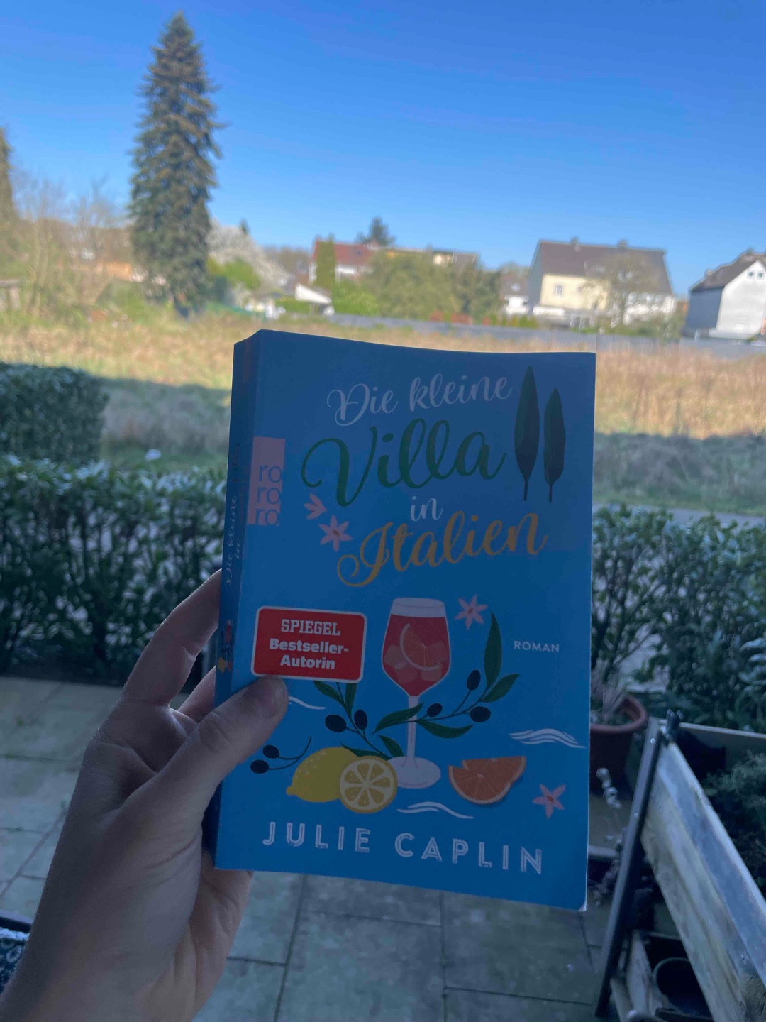 Die Geschichte von Lia und Raph hat mich voll abgeholt! Julie Caplin hat es mal wieder geschafft mich in pure Urlaubsstimmung zu versetzten und mich weg zu Beamen! Eine Empfehlung für alle die es sonnig, dramatisch und romantisch mögen ☀️🍹