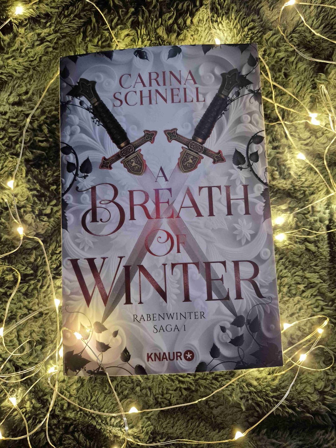 A Breath of Winter, der Beginn der Rabenwinter Saga, entführt einen in eine sehr bildgewaltige Welt der Nordischen Mythologie.