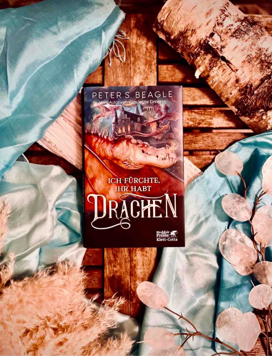 Ich fürchte, Ihr habt Drachen” von Peter S. Beagle ist ein humorvolles Fantasy-Märchen, das mit charmanten Figuren und einer Welt voller Drachen spielt – doch nichts davon hat mich wirklich angesprochen.
