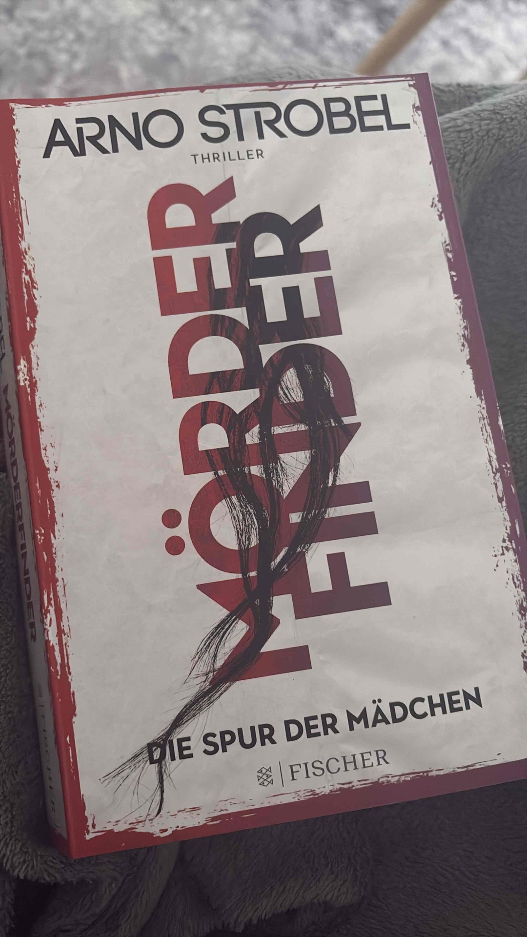 >> Finster, finster, finster, nur der Glühwein glüht im Ginster und der Uhu ruft im Grunde, Geisterstunde.<<