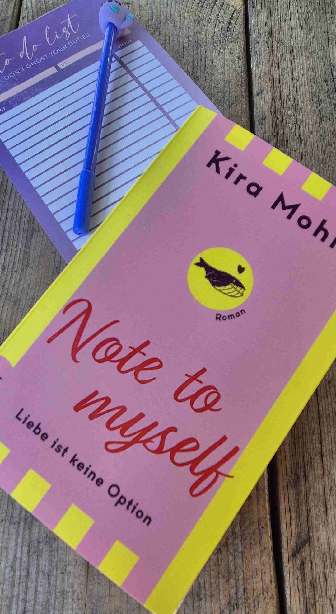 Note to myself ist kein klassischer Liebesroman, sondern eine Geschichte, die sich behutsam, aber bestimmt mit wichtigen Themen auseinandersetzt: Selbstzweifel, innere Stärke, Freundschaft – und der Mut, seinen eigenen Weg zu gehen.
