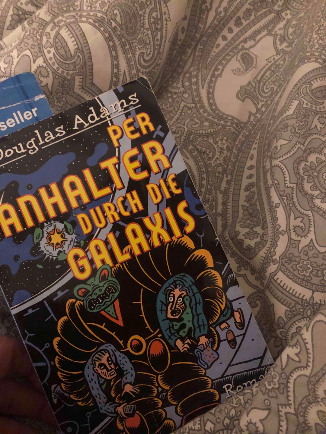 ,,KEINE PANIK!‘‘
Mir wurde dieses Buch von meinem Partner empfohlen, um in ein anderes Genre einzutauchen.
Das Buch ist leicht, angenehm zu lesen und ich würde fast sagen auf eine Art und Weise absurd im positiven Sinne. Ein Must Have Buch für jeden Science Fiction Fan!
