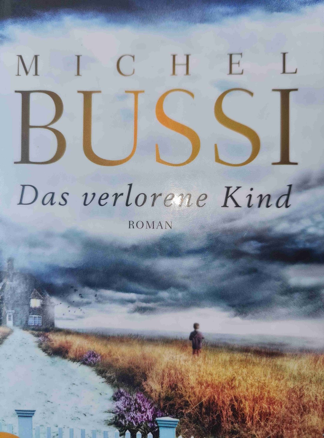 Langeweile kommt bei dem Buch nicht auf. Viele Wendungen, eine klug verpackte Story mit verschiedenen Emotionen der Protagonisten und ein Hauch Thrill machen das Buch auf jeden Fall lesenswert.