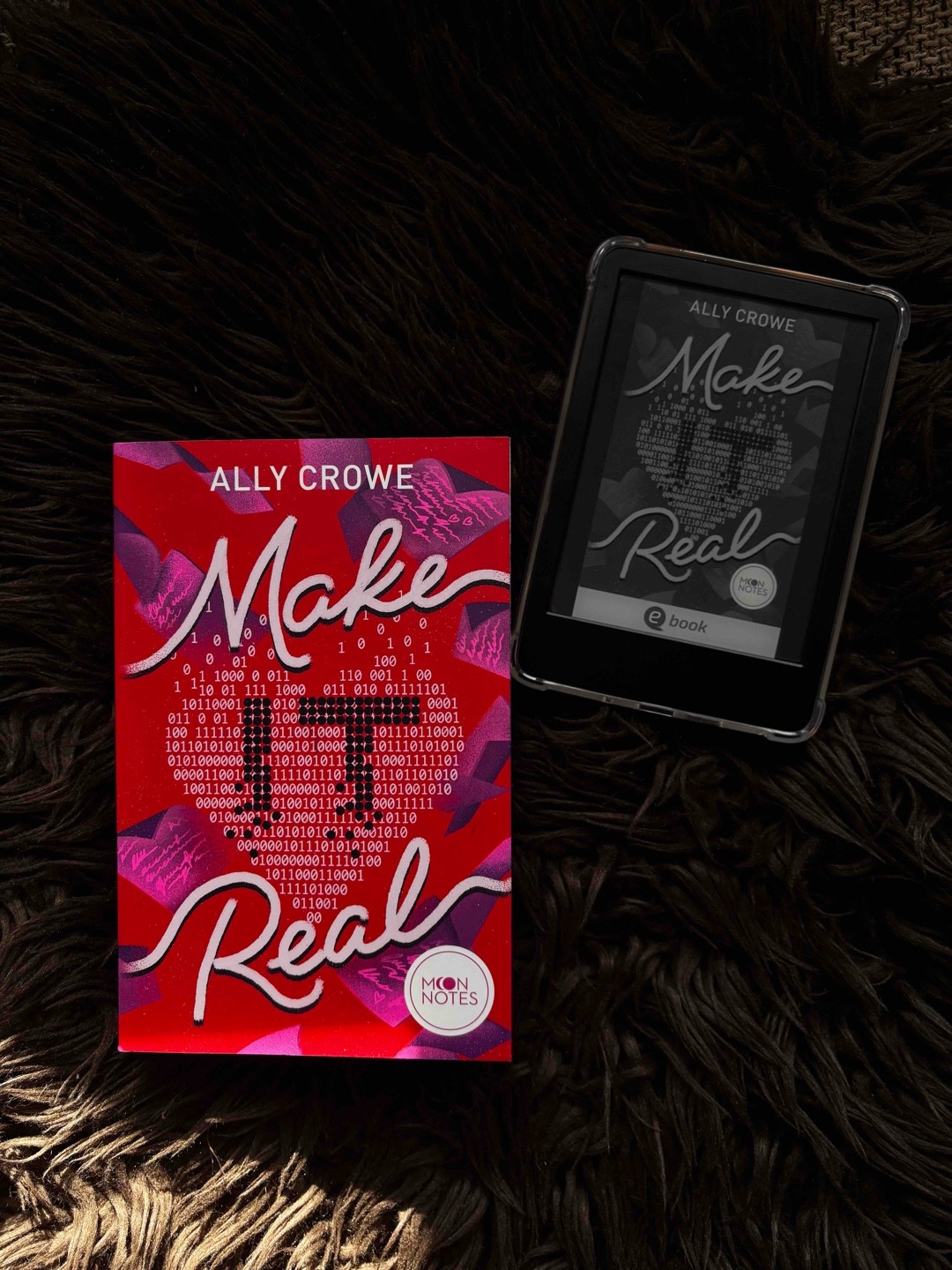 Wegen diesem Buch hab ich mein inneres Romance girly wieder ich freu mich 🥹✨ 
Ich finde die Idee so schön von diesem Buch, weil es auch mal was anderes ist. Sonst hat man ja auch oft das Gefühl, man würde das gleiche lesen in verschiedenen Büchern. Ist hier nicht der Fall es war so schööööön 🫶🏼