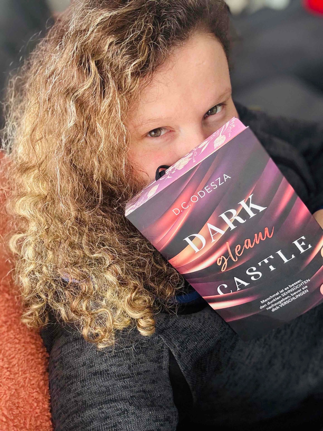 „Dark Gleam Castle“ Band 1. von der lieben. D.C Odesza 

Eines meine absoluten Jahreshighlight  2025! ❤️‍🔥🥰❤️😘💋