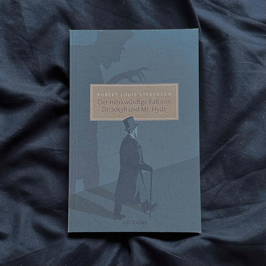 🖤🩶 | »Erstens, weil ich die Erfahrung habe machen müssen, dass Fluch und Bürde unseres Lebens dem Menschen für alle Zeit auf den Schultern lasten und dass der Versuch, sie abzuschütteln, sie mit noch heftigerem und noch unbarmherzigerem Druck auf uns zurückwirft.«
