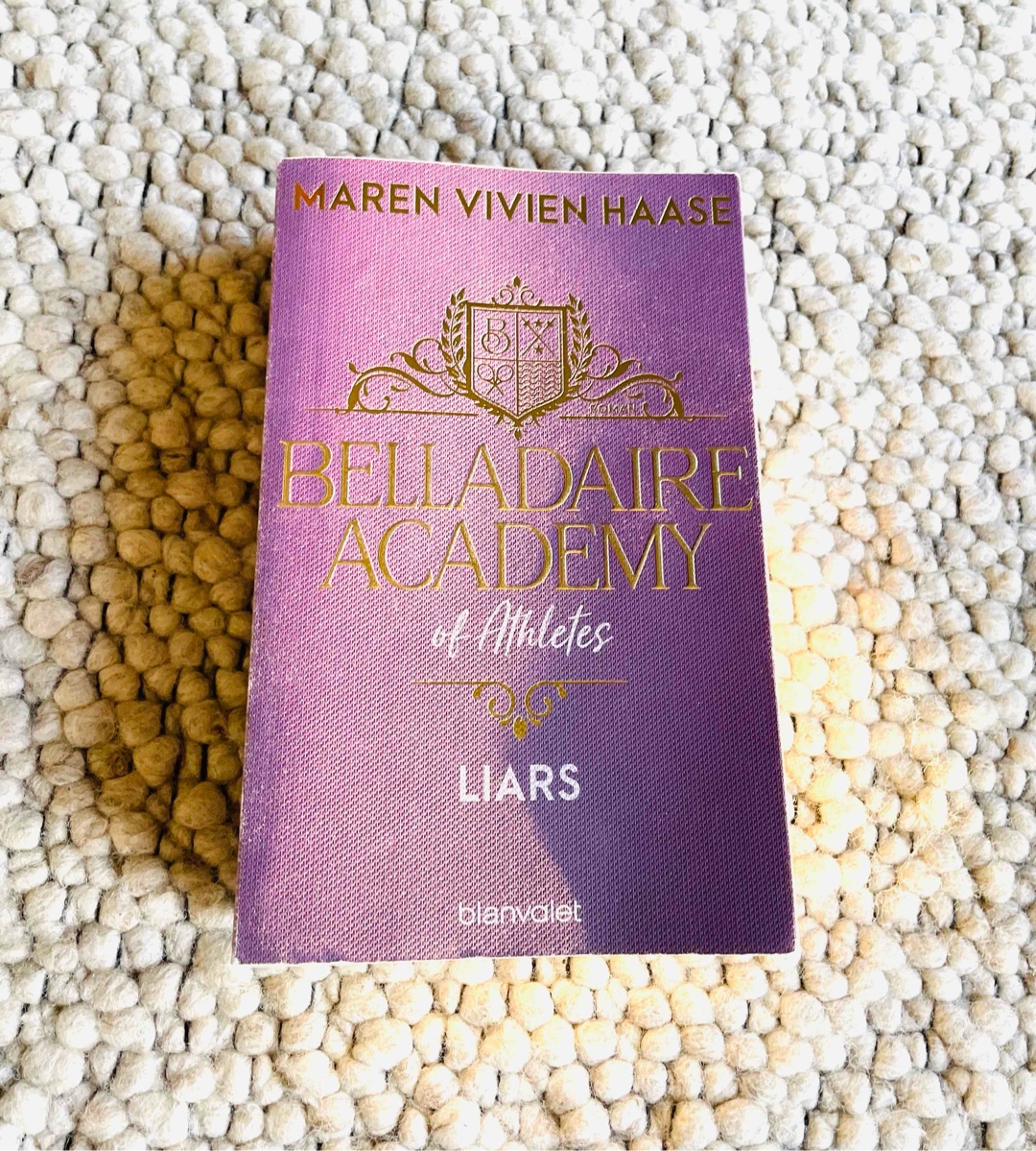 Sehr tolles Buch ⭐️
Es war spannend und hatte Wendungen genommen mit denen man nicht gerechnet hatte. Ich freue mich schon Mega auf Band 2 und empfehle es daher auch auf jeden Fall weiter🤗😘