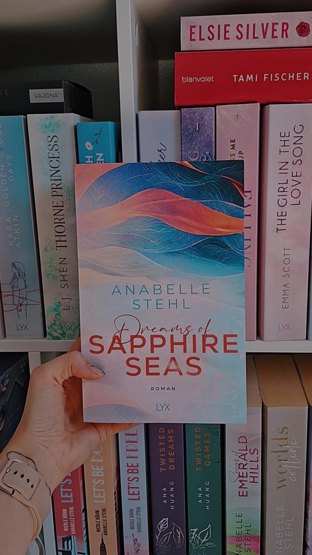 Mal wieder ein absolutes Wohlfühlbuch. Ich liebe die Charaktere und das Setting erst!!!Große Empfehlung!