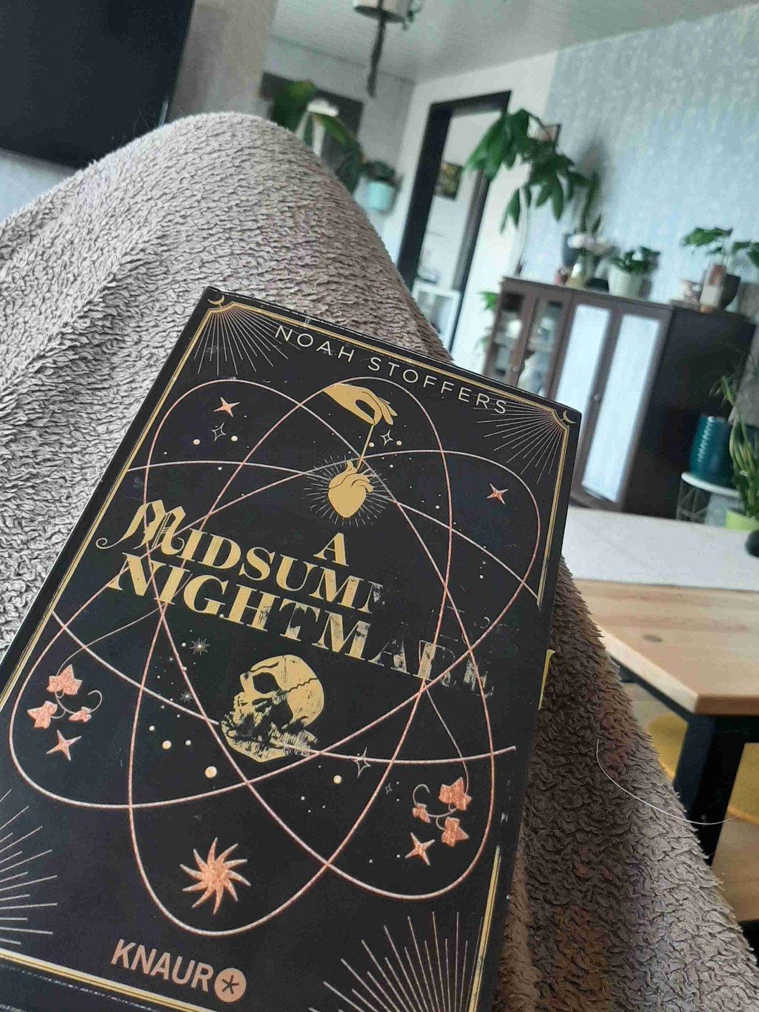 Ich bin positiv sprachlos. <3 

Die Characktäre und deren Geschichte/Weg fesselt einen krass und die wunderschöne Landschaft von Saint Hilma tut es genauso ❤ Ich hab sofort Lust bekommen das Haus von Lennox zu malen 😀 