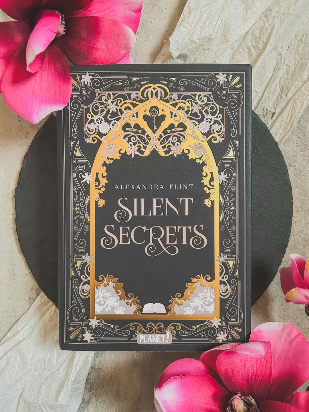 Insgesamt habe ich Band 1 der Mondia-Dilogie sehr genossen und geliebt und war sehr froh, dass ich direkt im finalen 2. Band weiterlesen konnte.
Wer cosy, aber actionreiche Urban Fantasy mag, wird die Mondia Dilogie definitiv lieben.