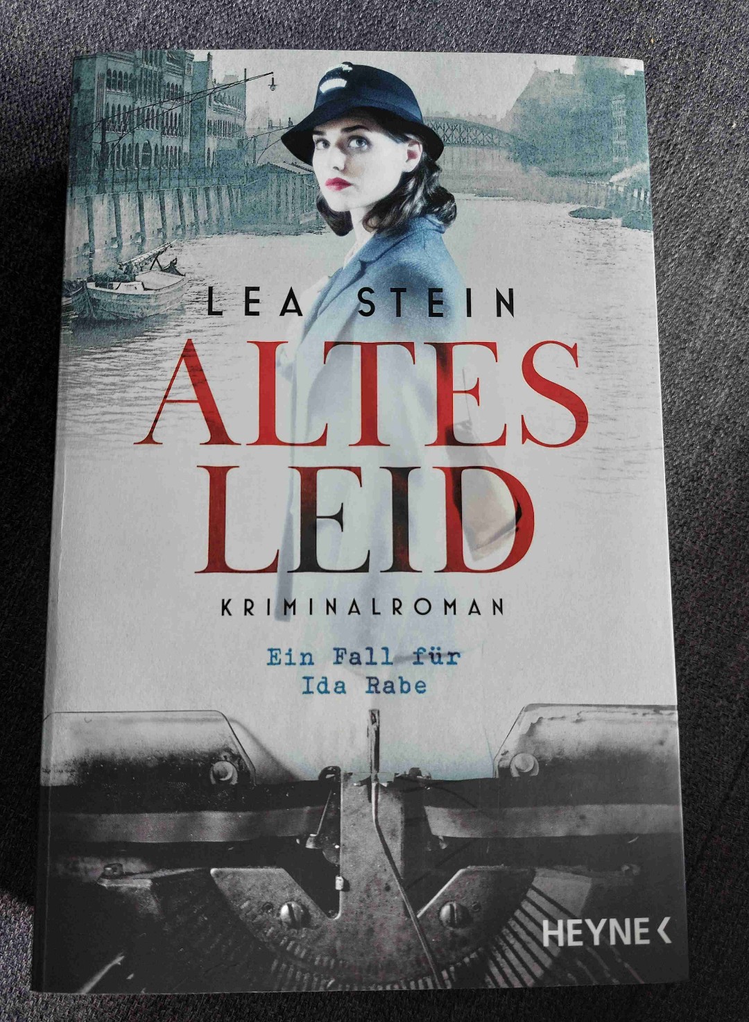 Der erste Fall für Ida Rabe. Ein spannender Krimi der unmittelbar nach dem Zweiten Weltkrieg spielt und die Entstehung der weiblichen Polizei zeigt.....