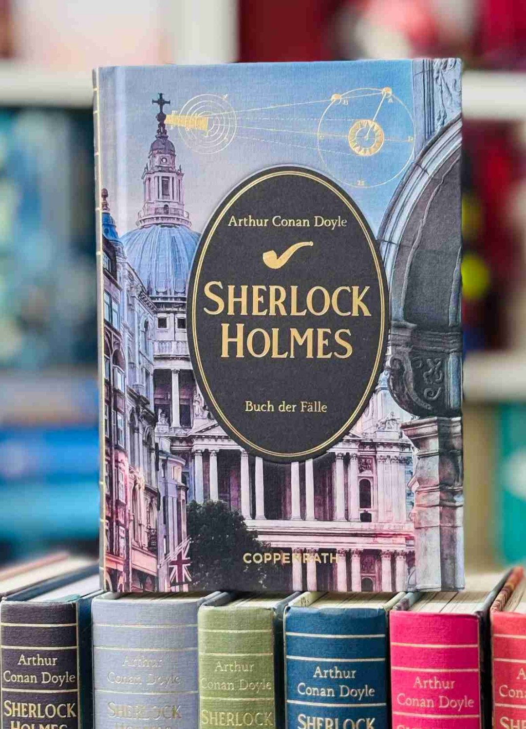 Mit Goldfolie, Grips und Größenwahn – Holmes’ letzter Vorhang knallt ordentlich!
