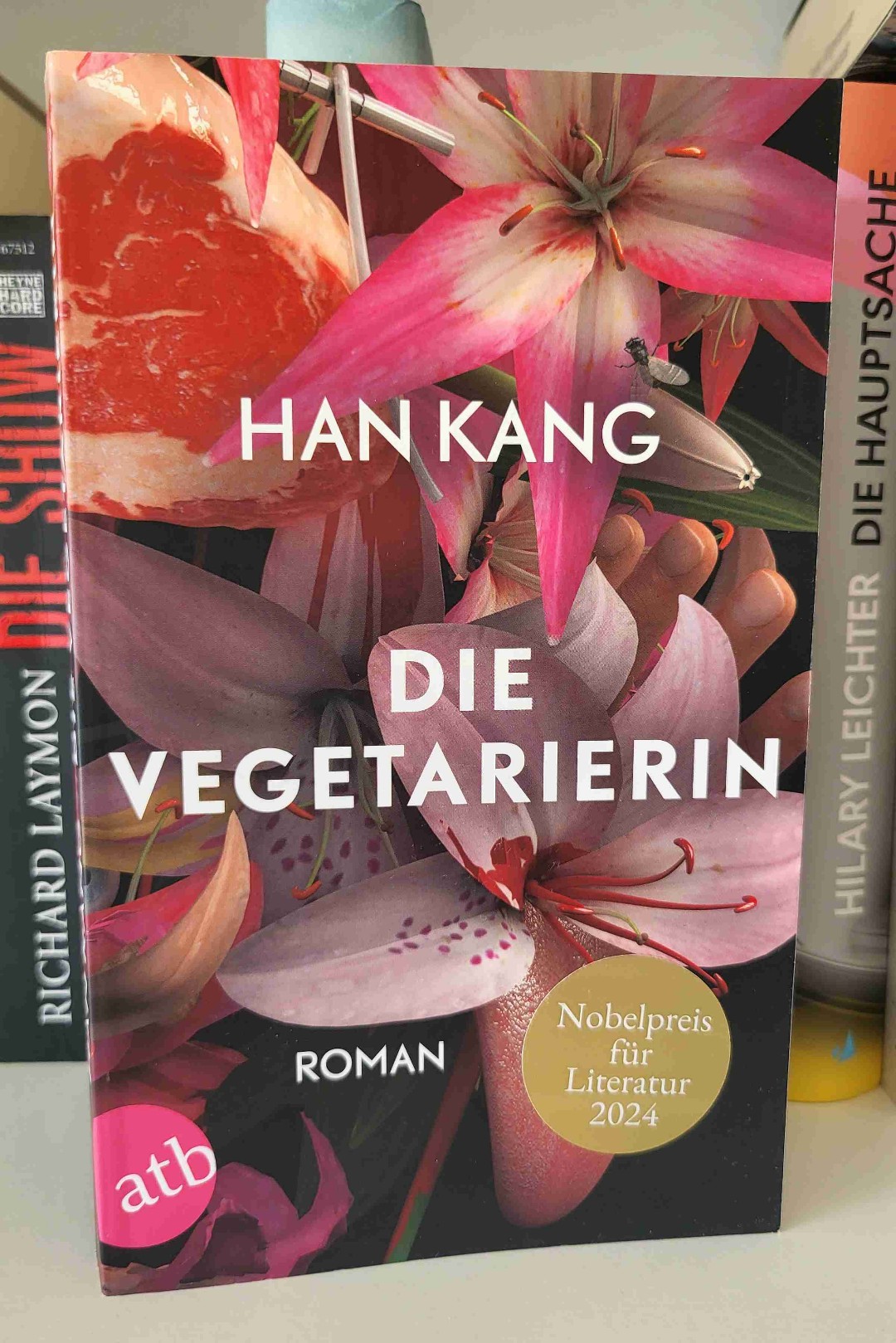 🥬🥬🥬🥬🥬🥬🥬🥬🥬🥬🥬🥬🥬🥬🥬🥬
Alleine schon, das Buch einer Literaturnobelpreisträgerin zu lesen, hat mich neugierig gemacht. Auch aufgrund des wunderschönen Covers habe ich mich für "Die Vegetarierin" entschieden. Es ist durchaus speziell und lässt Interpretationsspielraum, es ist aber auch sehr intensiv und geradezu verstörend. Großartig!
🥬🥬🥬🥬🥬🥬🥬🥬🥬🥬🥬🥬🥬🥬🥬🥬