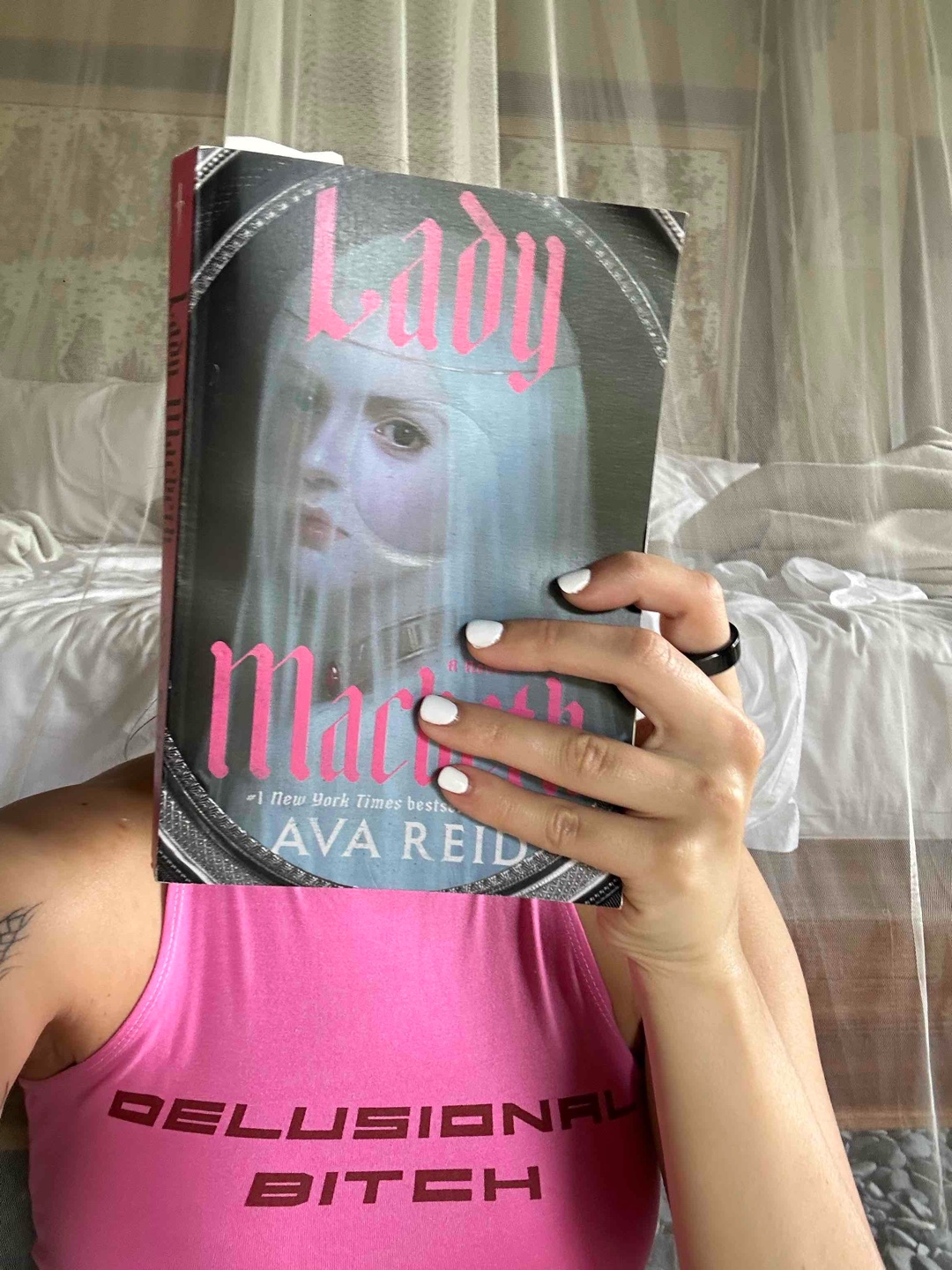 Eine interessante Interpretation des Klassikers Macbeth— dieses Mal aus der Perspektive der Lady Macbeth, mit Dark Fantasy Twist. 