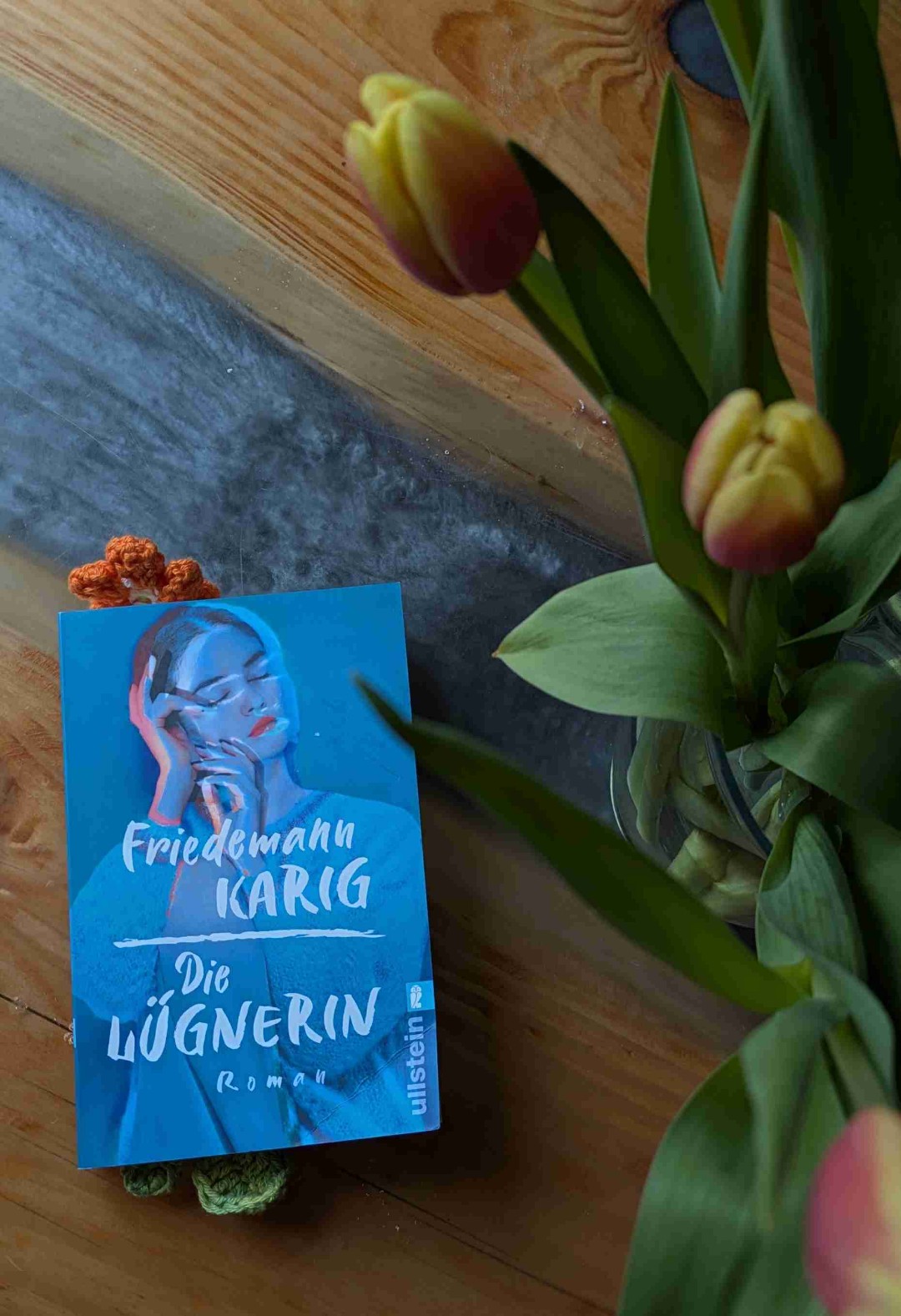 Keine Ahnung was mir dieses Buch sagen will. Ein paar schlaue Gedanken dabei und irgendwie regt es zum Nachdenken an. Deshalb 3 Sterne. Ansonsten einige Längen (bei 200 Seiten), viel Wirrwarr und am Ende weiß ich nicht, was ich glauben soll.