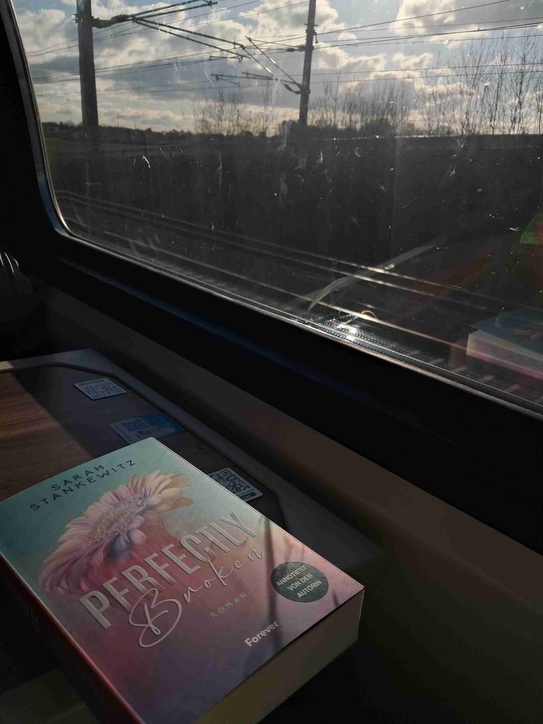 Ein sehr schöner Roman für zwischendurch. Hatte ihn in 2 Tagen durch.
Ich habe geweint, gelacht, gehofft, mitgeliefert und auch mitgefühlt. ❤️
Bestellt habe ich mir das Buch, weil Autoren Kommentare drinnen sind, und ich gerade wieder viel lese... Und zwischendurch ein Buch mit weniger Seiten ist auch ganz nett 😅🙈
Ich freue mich schauen auf das nächste Buch von Sarah 😊