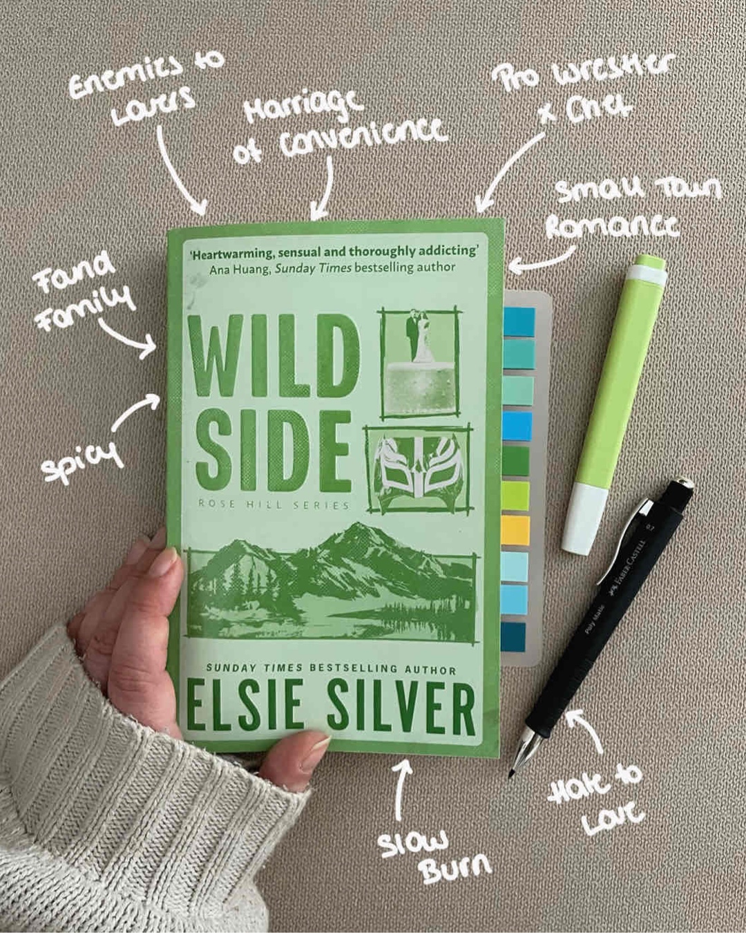 Ich liebe dieses Buch! Ich meine, ich liebe alles was Elsie Silver schreibt, aber die #rosehillseries ist einfach meine liebste 🫶🏻
Wie immer eine emotionale Geschichte mit vielen Emotionen und Tiefgang, sowie Chemie zwischen den Figuren. Eine willensstarke Protagonistin und ein sturer Mann mit Ballast - die perfekte Mischung für eine Romanze!
Ganz ehrlich, ich hatte so viel Spaß beim lesen. Die beiden sind so unterhaltsam gewesen. Wie sie langsam eine Familie werden und der Umgang mit dem kleinen Milo. Ein perfektes Buch, dass ich definitiv nochmal lesen werde 🤍