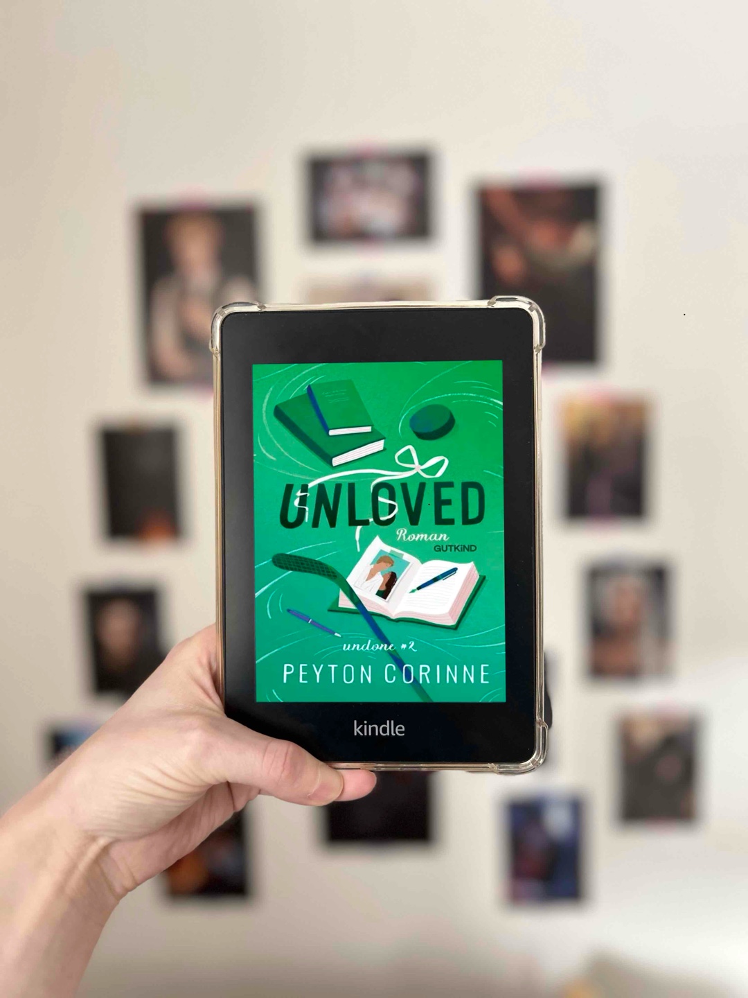 Eishockey-Romance mit unerwarteter emotionaler Tiefe! 🏒
Gesamt: ⭐️ 4/5
Spannung: 📈 3,5/5
Charaktere: 👤 4/5
Lovestory: ❤️ 4/5
Herzschmerz: 💔 4/5
Spice: 🌶️ 4/5