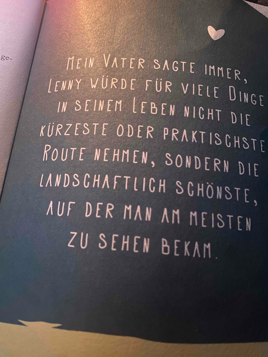 „Ach, ein bisschen Kitsch kann ja eigentlich nie schaden.“ Dieses Zitat fasst das Buch für mich ziemlich passend zusammen. Kitschig? Ja! Lustig? Ja! Amüsant? Ja! Tiefgründig? Ja! 