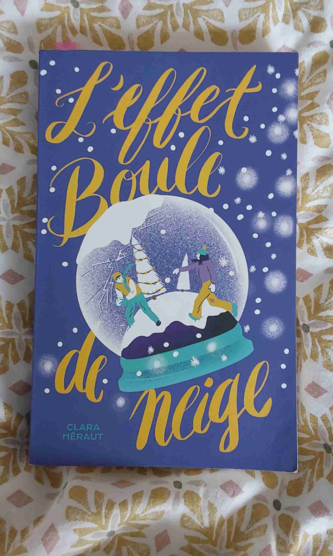 Ça parle d'iris qui est secrètement amoureuse de son meilleur ami, mais qui est contrainte à faire semblant d'être en couple avec le frère de son meilleur ami Alex, pendant les fêtes de Noël.