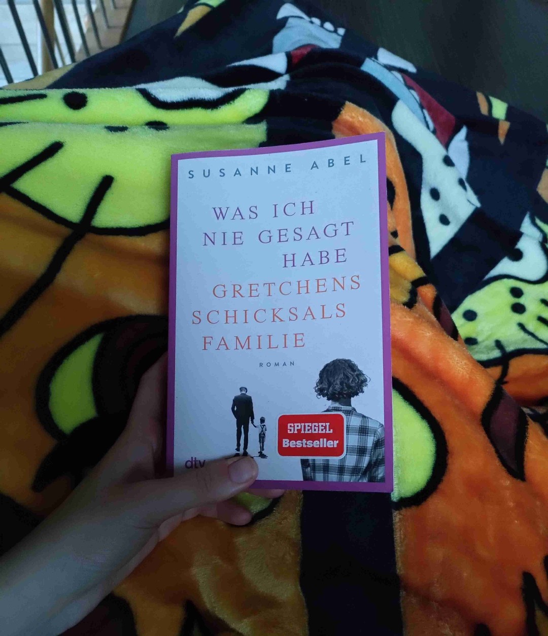 ""Dann war Konrad also nach 1943 der einzige Überlebende? Mit fünfzehn Jahren?" "Ja. Scheißkrieg." sagt Tom und denkt, dass Konrads Geschwister sehr jung starben."