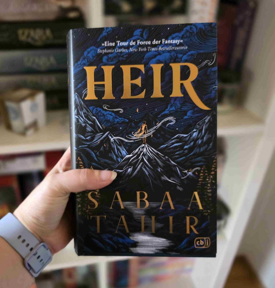 Heir spielt ein paar Jahre nach "An Amber of Ashes" und solltet unbedingt erst nach der Reihe gelesen werden, wenn man sie gerne lesen möchte. Denn es gibt seehr viele Spoiler. 

Die Geschichte ist wieder intensiv, detailreich und absolut spannend - High Fantasy auf eine ganz hohen Level. Aber es ist auch kein Buch, dass man einfach runterliest. Durch viele Perspektivwechsel muss man sich sehr fokussieren. 