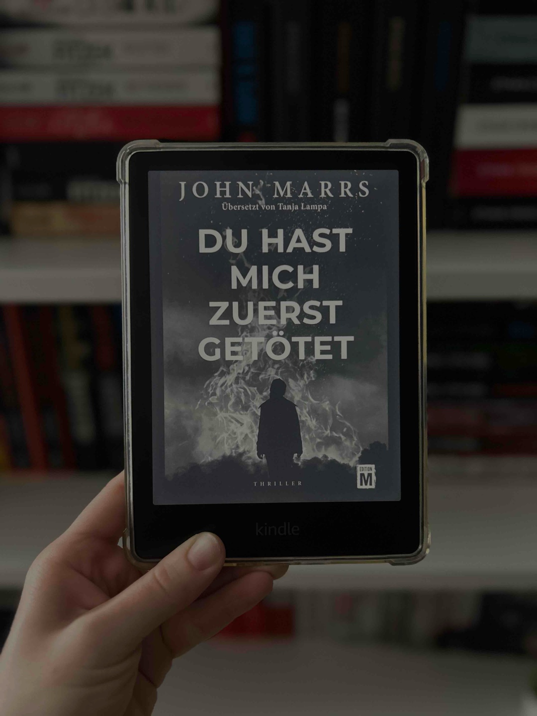 Hab mich sehr gefreut als ich gesehen hab das ein neues Buch von ihm übersetz wurde - „Wenn schweigen tötet“ war ja ein absolutes Highlight für mich (würde ich jedem als 1. Buch von dem Autor empfehlen!)
Leider war das hier für mich zwar kein Flop, aber eindeutige nicht sein bestes Buch.
Der „Vibe“ ist hier Eifersucht/Intrigen/Neid/Hass/Leichen im Keller. Das kam auch sehr gut rüber.
Für mich wurde es teilweise einfach zu unübersichtlich weil sehr viele Namen fallen und ich es schwer fand eine Struktur im Kopf zu halten (konnte u.a. auch mit Five Survive von Holly Jackson nichts anfangen). Die Auflösung erfolgt zwar teilweise, aber auch das Ende hat mich nicht aus den Angeln gerissen. 🙈
Kann, muss man aber nicht gelesen haben. Gibt bedeutend bessere Bücher von ihm 🥹