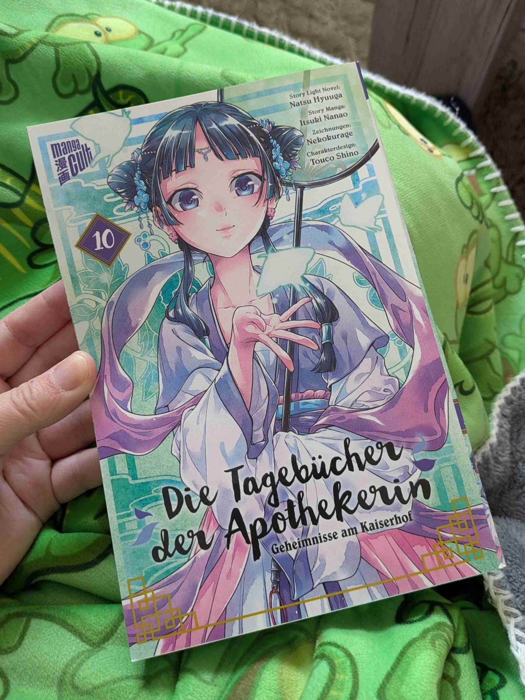 Ein sehr spannender Band, wo in jedem Kapitel wieder sehr, sehr viele Dinge passieren 🫶🏻