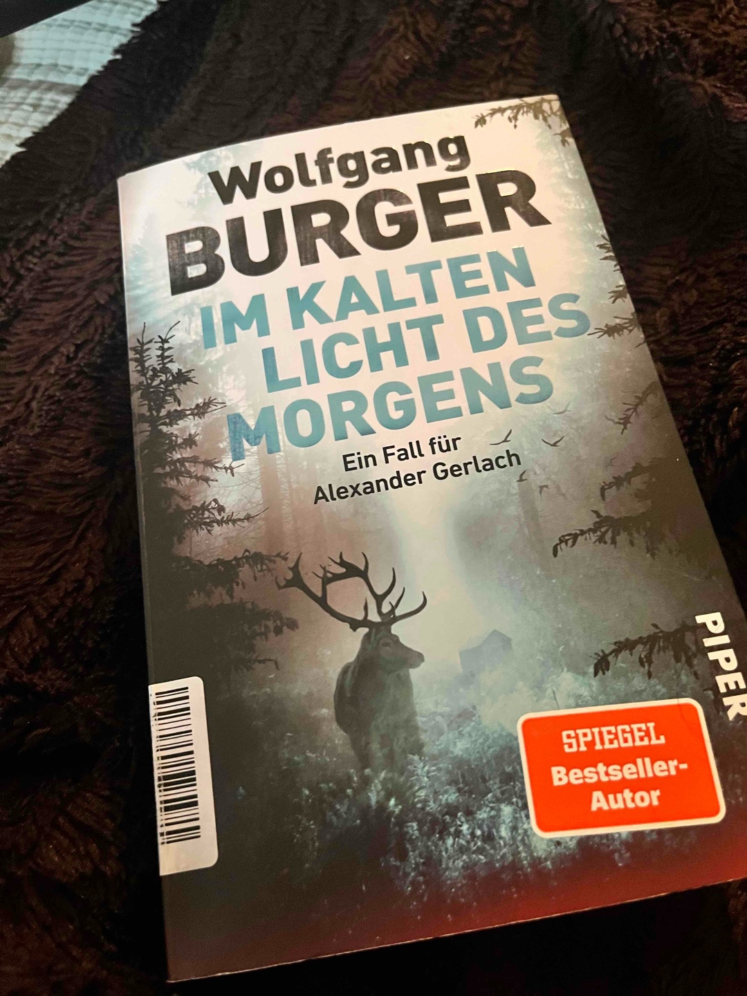 Wie immer fünf Sterne! Wolfgang Burger enttäuscht mich nicht.
Alexander Gerlach mag etwas in die Jahre gekommen sein, was ihn noch sympathischer und menschlicher macht . Spannender Fall! Freu mich schon auf den nächsten Teil.