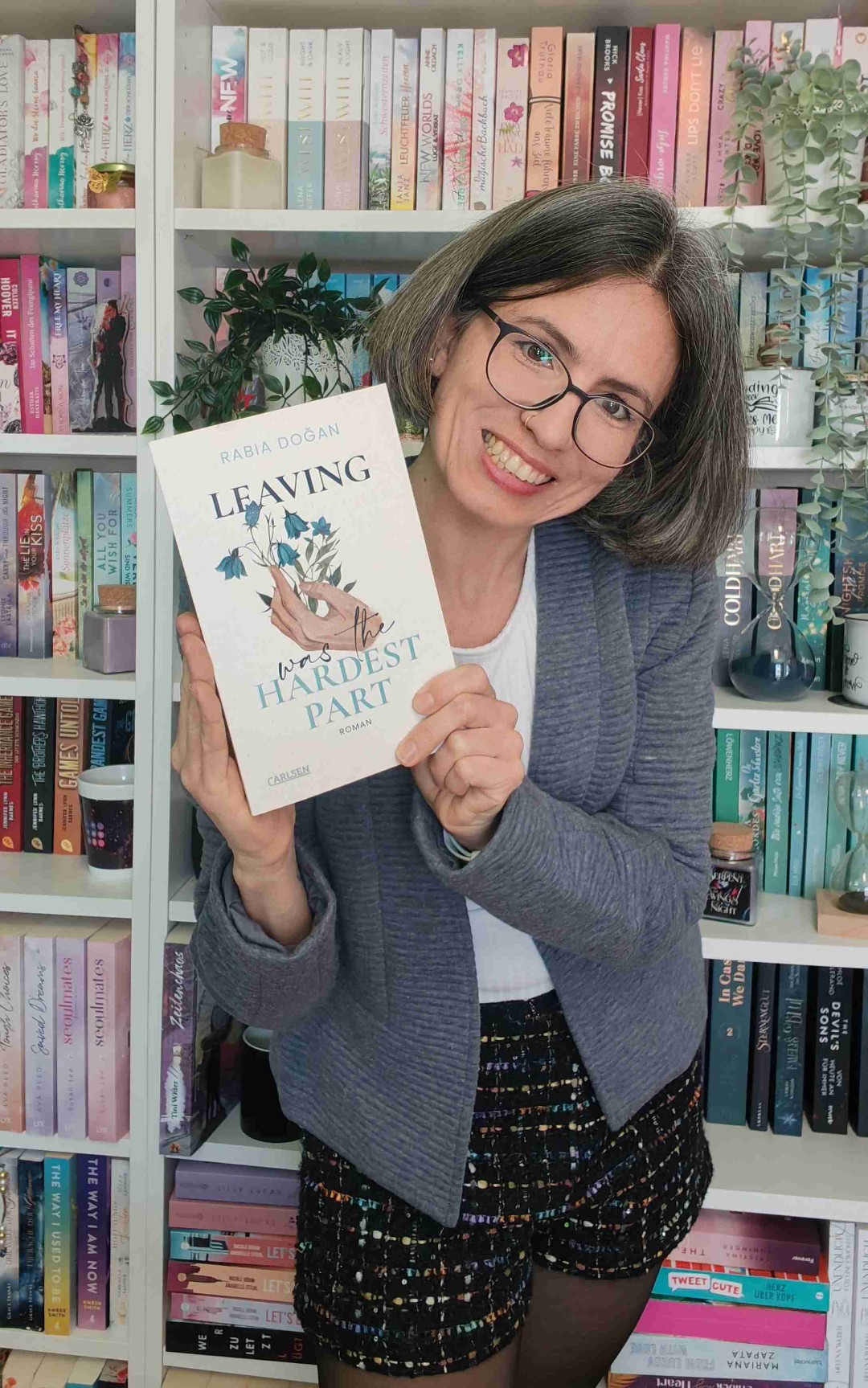 „Leaving was the hardest part“ ist ein leises, emotional tiefgehendes Buch, das mit seiner Sensibilität, kulturellen Tiefe und authentischen Liebesgeschichte lange nachhallt.