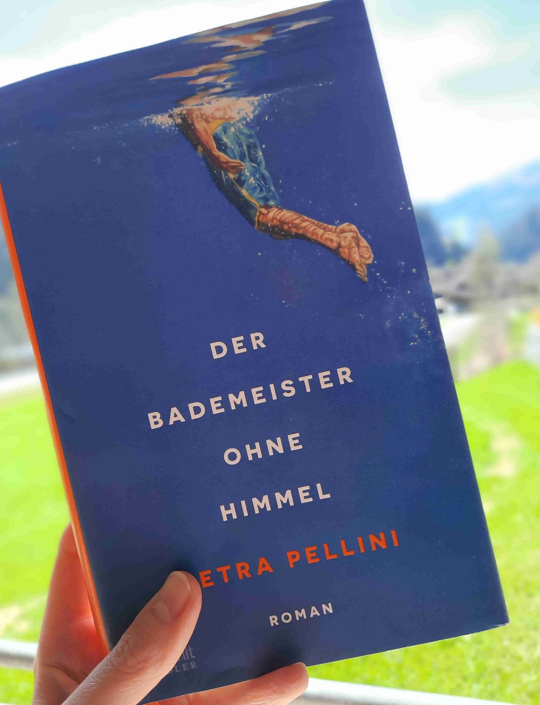 Ein Buch das in Erinnerung bleibt! 🥰 Ich habe es geliebt von der ersten bis zur letzten Seite!
Eine Geschichte über eine außergewöhnliche Freundschaft zwischen Jung und Alt und ein junges Mädchen, das uns in jugendlicher Leichtigkeit zeigt, wie wertschätzend und respektvoll man mit Menschen mit Demenz umgehen sollte! 🥰
Das Buch hat mich zum Lachen gebracht und dann auch wieder traurig gestimmt! Es ist jedenfalls ein Herzensbuch, für das ich eine klare Leseempfehlung aussprechen möchte! 📚😍