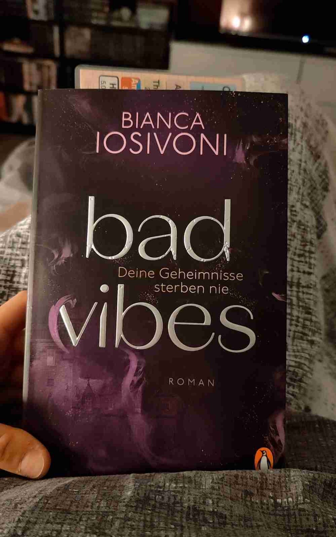 Schottland Vibes. Familiengeheimnisse, Gruselhaus, Thriller Vibes und ein bisschen Spice. Dickes Buch, das sich durch die kurzen Kapitel aber schnell und flüssig lesen lässt. Und es passiert so so viel! Vor allem im letzten Drittel gab es mehrere wtf?!-Momente! Ich mags sehr gerne! 😊