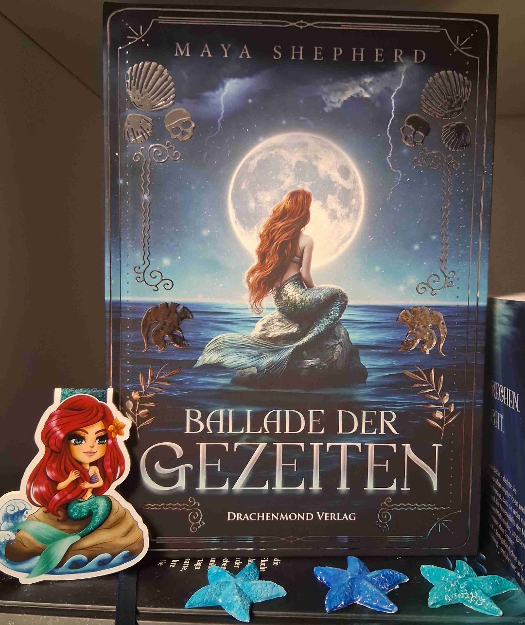 Du liebst: Die kleine Meerjungfrau? 🧜♀️ Griechenische Mythologie? 🏛Enemys to Lover?❤️🔥⚡️Forbidden Love? 🚫❤️
Dann lies dieses Buch ‼️❣️