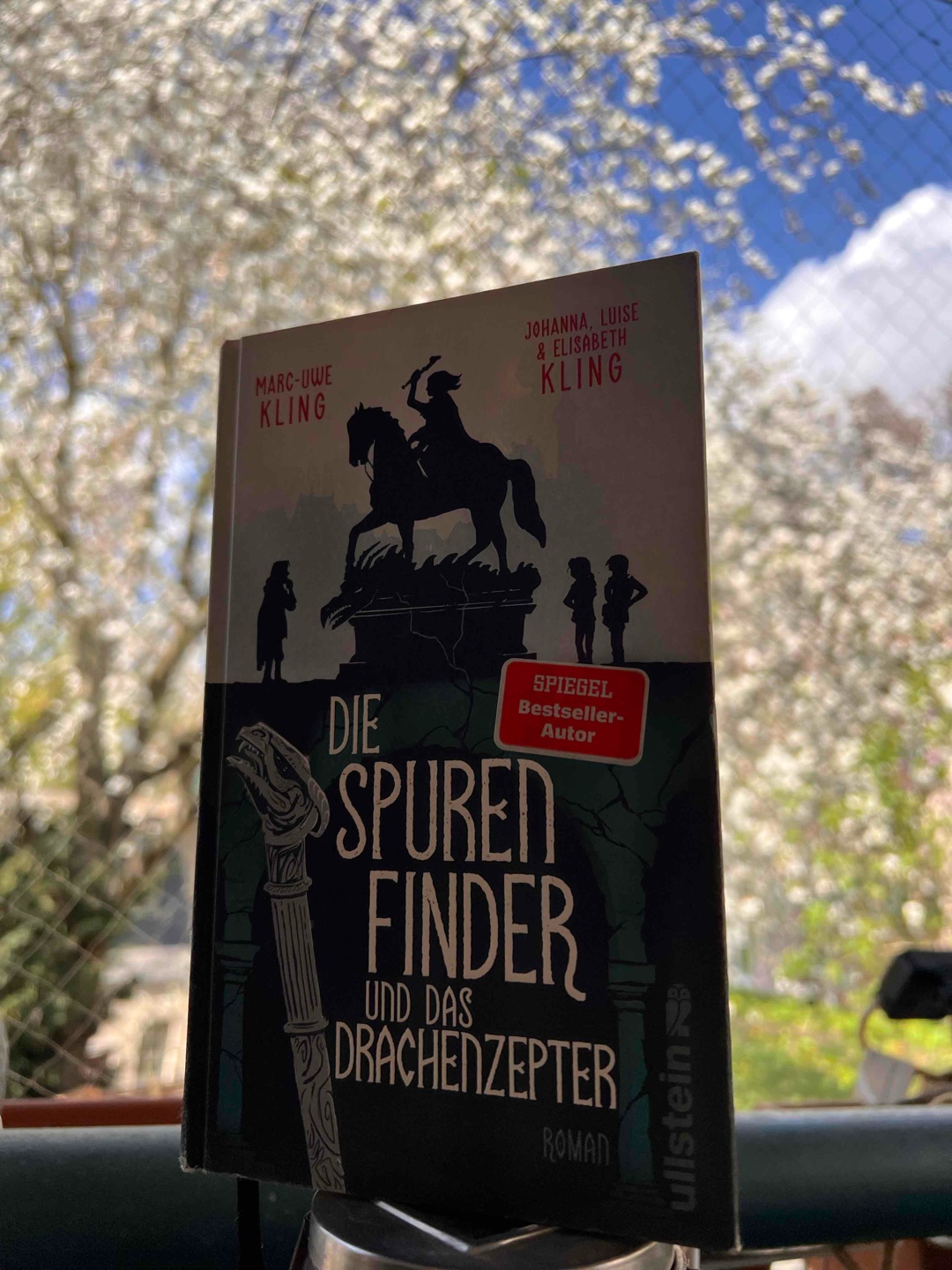 Es war wieder einfach fantastisch. Ich liebe die Bücher der Spurenfinder. Sie lesen sich so unglaublich schnell weg und lassen einen in die ganz eigene Welt von Elos und den Zwillingen,Naru und Ada, eintauchen. Freue mich schon auf eine Fortsetzung 