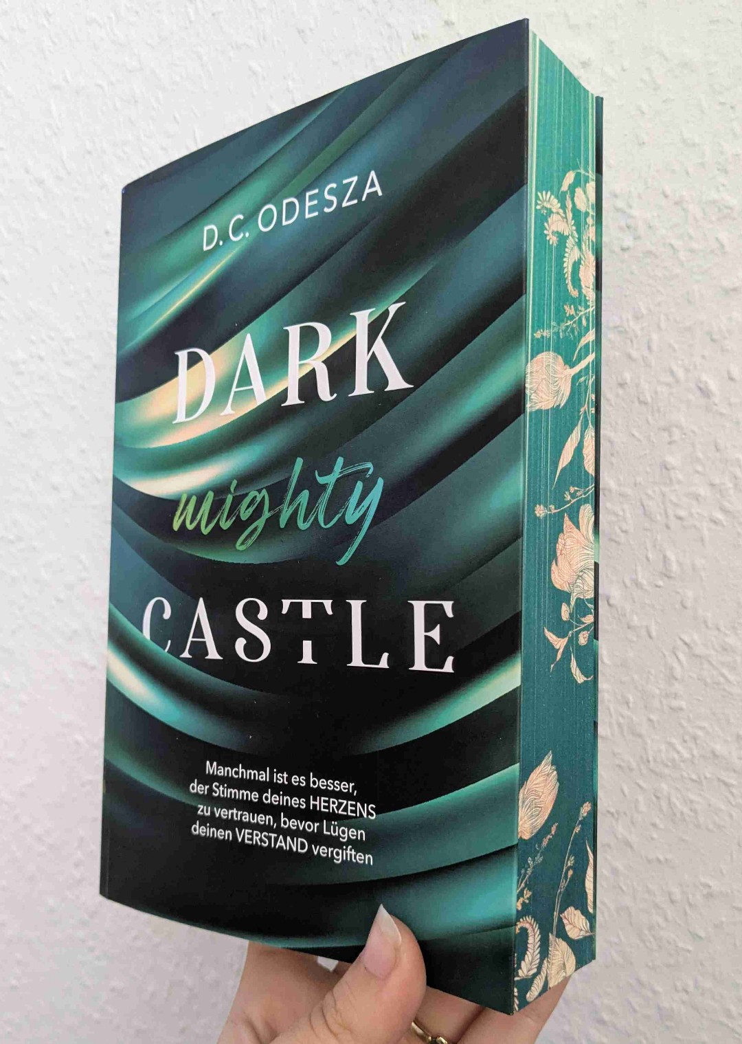 Wow. Hab das Buch in einem Rutsch durch gelesen. Am liebsten würde ich direkt weiter lesen, aber da muss ich mich wohl noch ein bisschen gedulden.
Die Reihe macht echt süchtig. Bin gespannt wie es weiter geht.