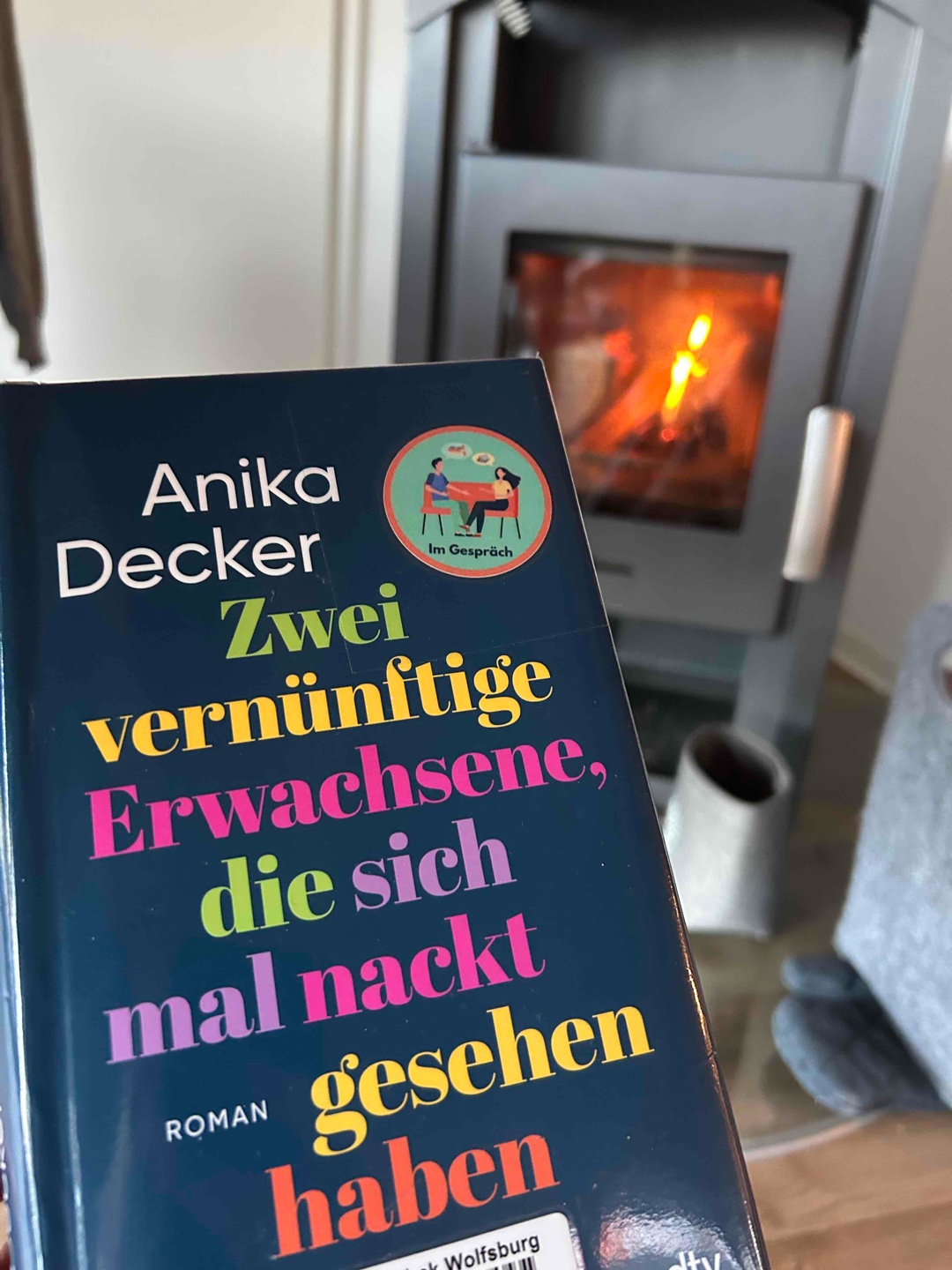 Auf Empfehlung von Olli Schulz gelesen 🥰
Anika Decker ist die Drehbuchautorin von „Keinohrhasen“ und so unterhaltsam wie der Film ist auch das Buch „Zwei vernünftige Erwachsene…“.
Nina, 50, verliebt sich in den zwanzig Jahre jüngeren David und sowohl sie selbst als auch ihre Familie hadern mit dem Altersunterschied. Nebenbei wird auch noch der „Metoo“ Skandal in ihrer Firma aufgedeckt. An der Stelle möchte das Buch etwas viel. Es sind quasi zwei parallele Handlungsstränge. Besonders gegen Ende hat mir dafür die Tiefe in dem Erzählstrang mit David gefehlt…
Insgesamt eine Leseempfehlung, besonders wegen des trockenen Humors von Anika Decker!🙃😅