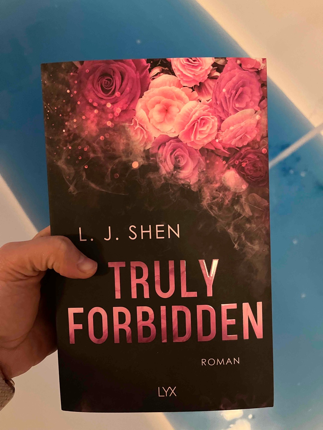 Ich bin dem Buch eher zufällig über den Weg gelaufen, dachte nach dem Klappentext dass es mir wahrscheinlich nicht gefällt und ist wie viele andere. Aber ich hab mich geirrt! Ich mochte es sehr und konnte es kaum aus der Hand legen. Die Liebesgeschichte war spicy aber auch soviel mehr!