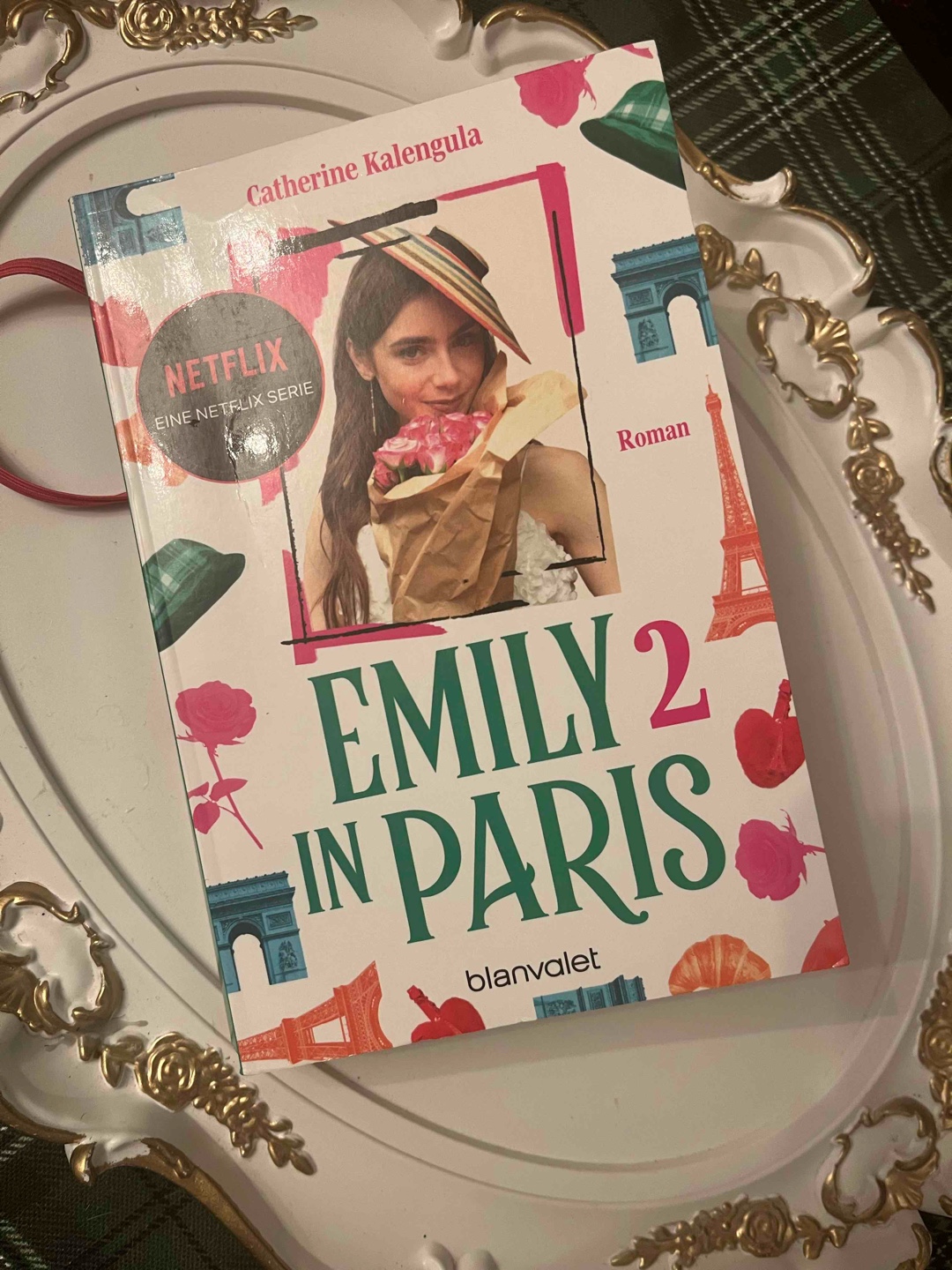Haute Couture und Herzklopfen – Emily lebt jetzt „très chic