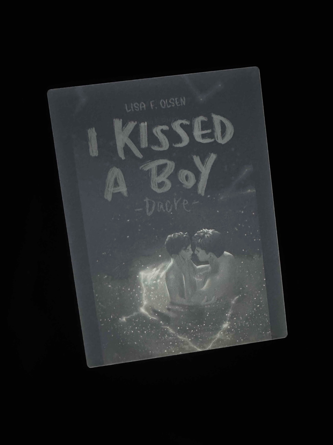 I Kissed a Boy von Lisa F. Olsen ist eine locker-leichte, jugendliche Lovestory, die sich super flüssig lesen lässt ✨. Besonders Dacre überzeugt mit Tiefe, während Casper als geheimnisvoller Bad Boy definitiv Herzklopfen auslöst 🔥. Ein paar Themen rauschen am Ende etwas schnell vorbei, aber insgesamt eine süße queere Romance zum Wohlfühlen ❤️.