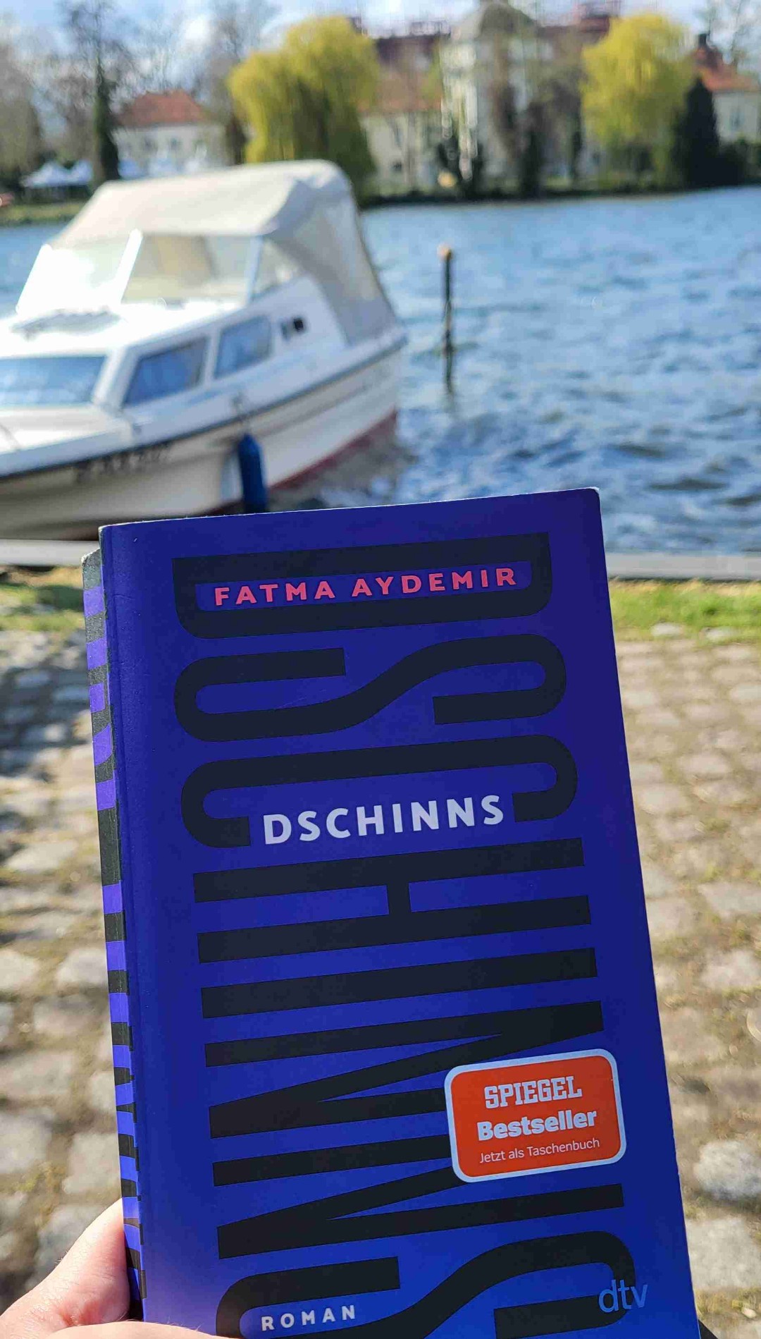 Eine tragisch, fesselnde Geschichte die keine dramatische Wendung auslässt. 
*Beitrag enthält aus gegebenen Anlass, eine nachträgliche Triggerwarnung. 