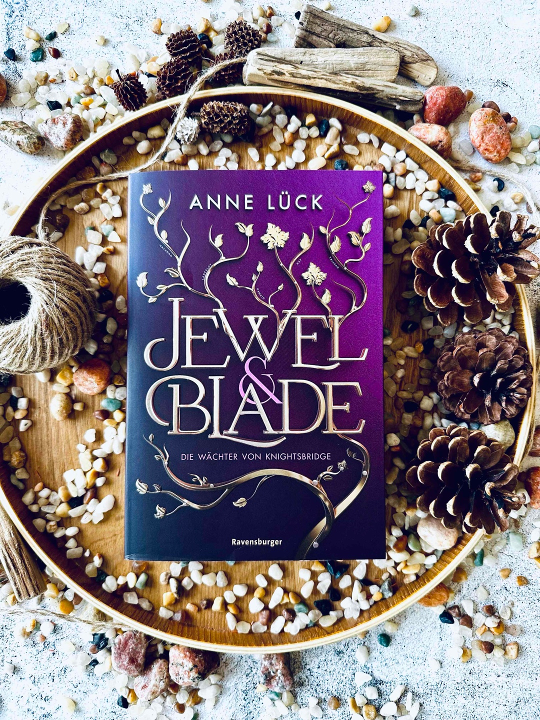 Hübsche Romantasy mit spannendem Artus Setting. Ein bisschen Crime ist auch dabei 🙏🏻