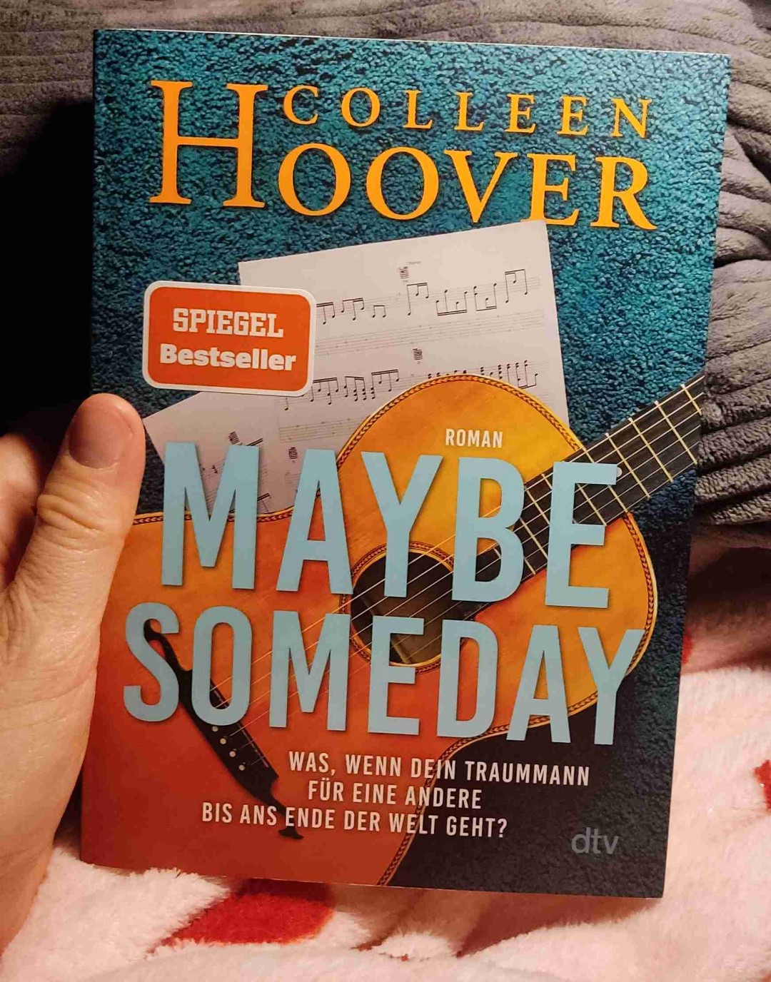 "Eine berührende Geschichte über die Liebe, die das Beste und Schlimmste sein kann, was dir widerfährt." -Maybe Someday