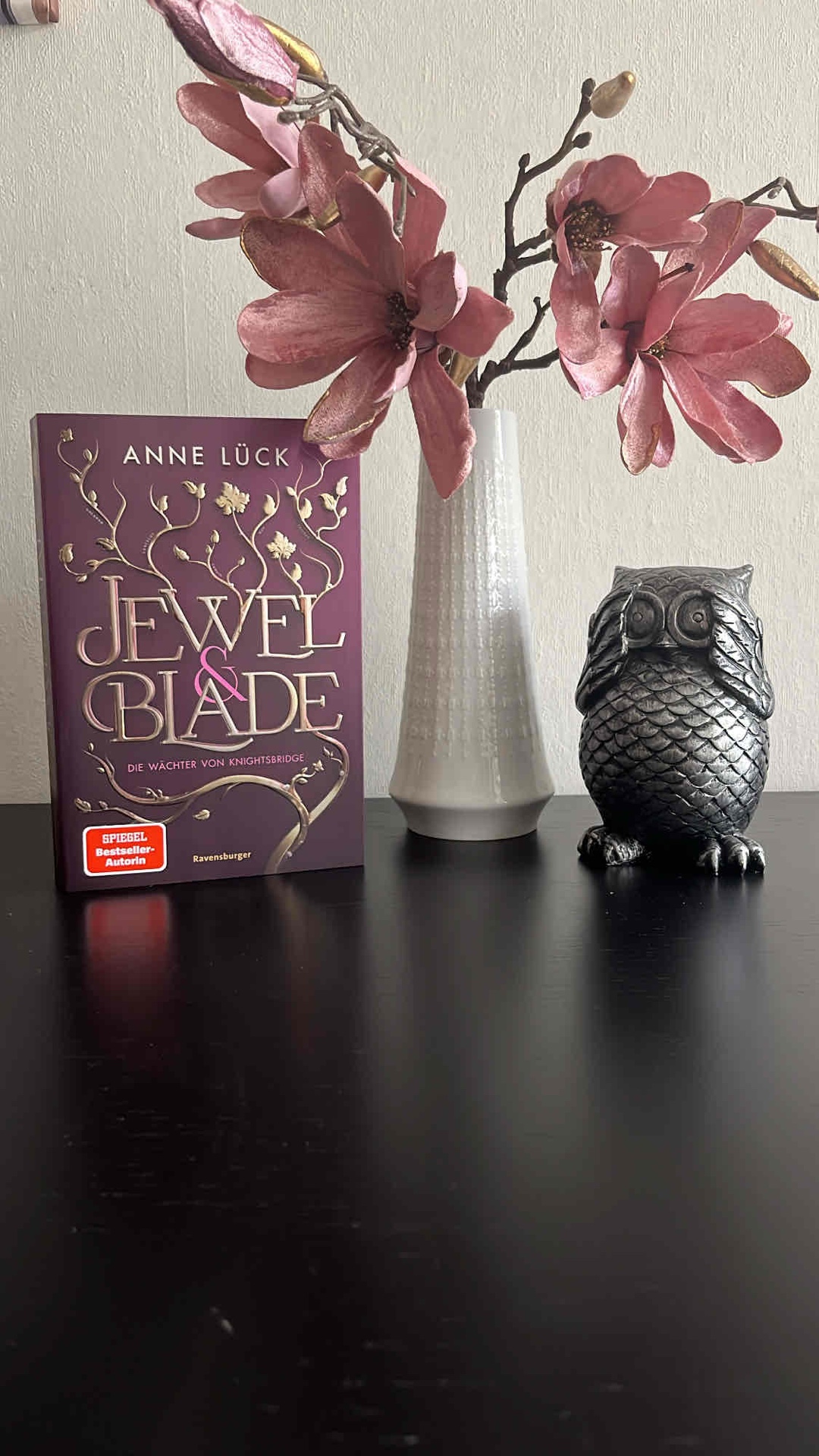 Ein Buch, von dem ich zwar etwas mehr erwartet habe, das mir dennoch gut gefallen hat und ich möchte auch gerne Band 2 der Dilogie lesen. 
Ausgelegt ist es auf eine etwas jüngere Zielgruppe. 
