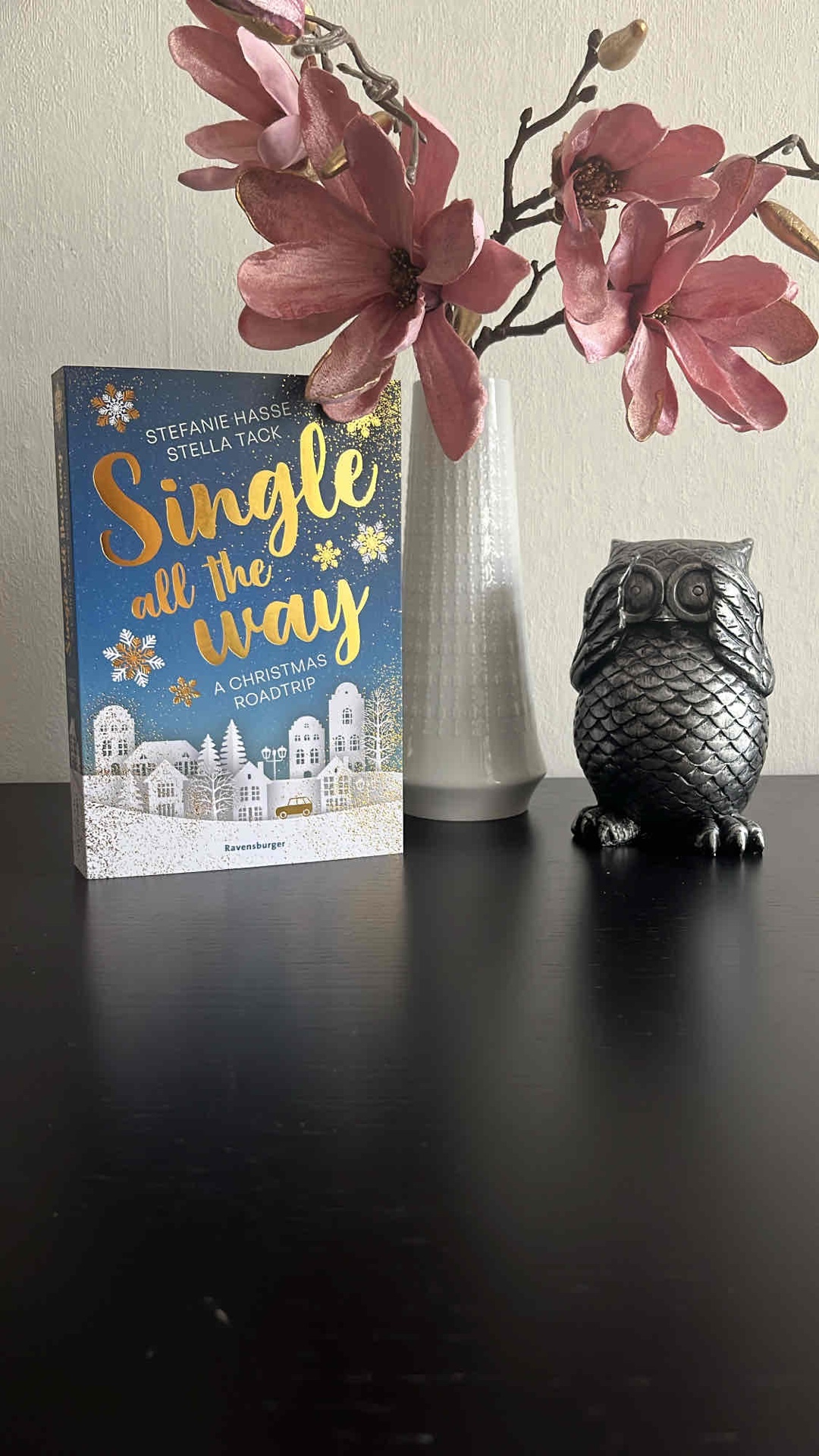 Mein absolutes Highlight unter den Weihnachtsbüchern. Stella Tack und Stefanie Hasse harmonieren in ihren einzigartigen Schreibstilen unfassbar gut miteinander. Man kann gar nicht anders… es wird einem immer wieder ein Lacher aufgedrückt. Ein Buch, das mir unfassbar gute Laune gemacht hat. 
Ich wäre dann nun bereit für mein eigenes Weihnachtswunder. 
