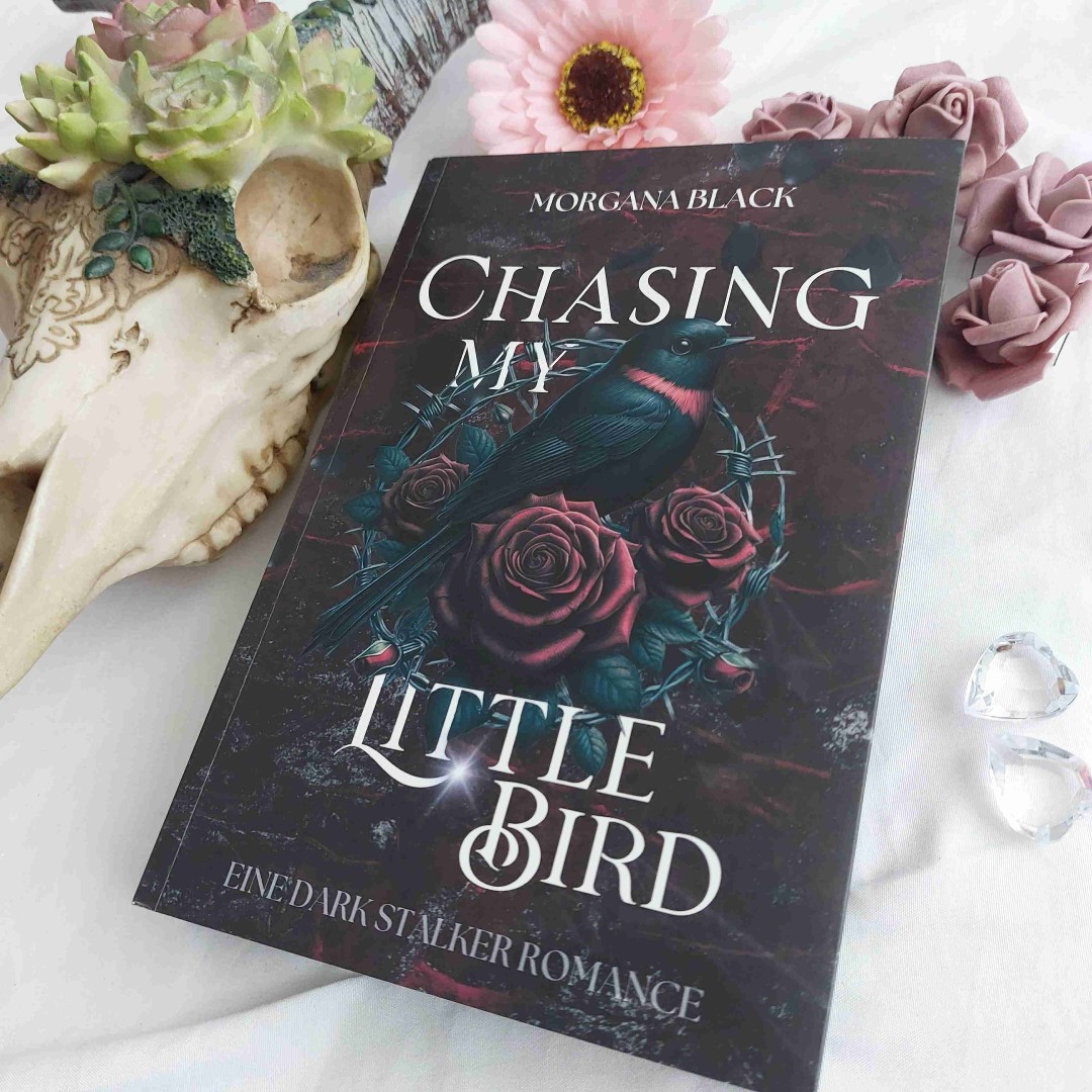 Es handelt sich bei dem Buch um eine Dark Stalker Romance und vor ihr es liest solltet ihr unbedingt die Triggerwarnung lesen. Das Buch ist nichts für schwache Nerven.
Seid ich es bekommen habe, wollte ich es direkt lesen. Man taucht wirklich in eine sehr Darke Welt. Gut fande ich das man aus allen 3 Sichten geschrieben wurde. Damit bekam die Geschichte mehr Tiefe, genauso wie die Charaktere. Man fliegt durch den angenehmen Schreibstil, durch die Story. Durch gehend was es spannend.
Ich muss sagen, dass ich die Story wirklich sehr spannend fand. Und mit manchen Plot Twist hab ich null gerechnet. Man kann nichts vorher sehen. Was mich getriggert hat, hab ich einfach überflogen. Was der Story an sich nichts machte. Ich würde sagen das die Geschichte auch sehr Thrillermäßig ist.
Klar Empfehlung an allen die es dunkel mögen, auf einen heißen Stalker stehen und Moralvorstellungen hinten anstellen wollen.