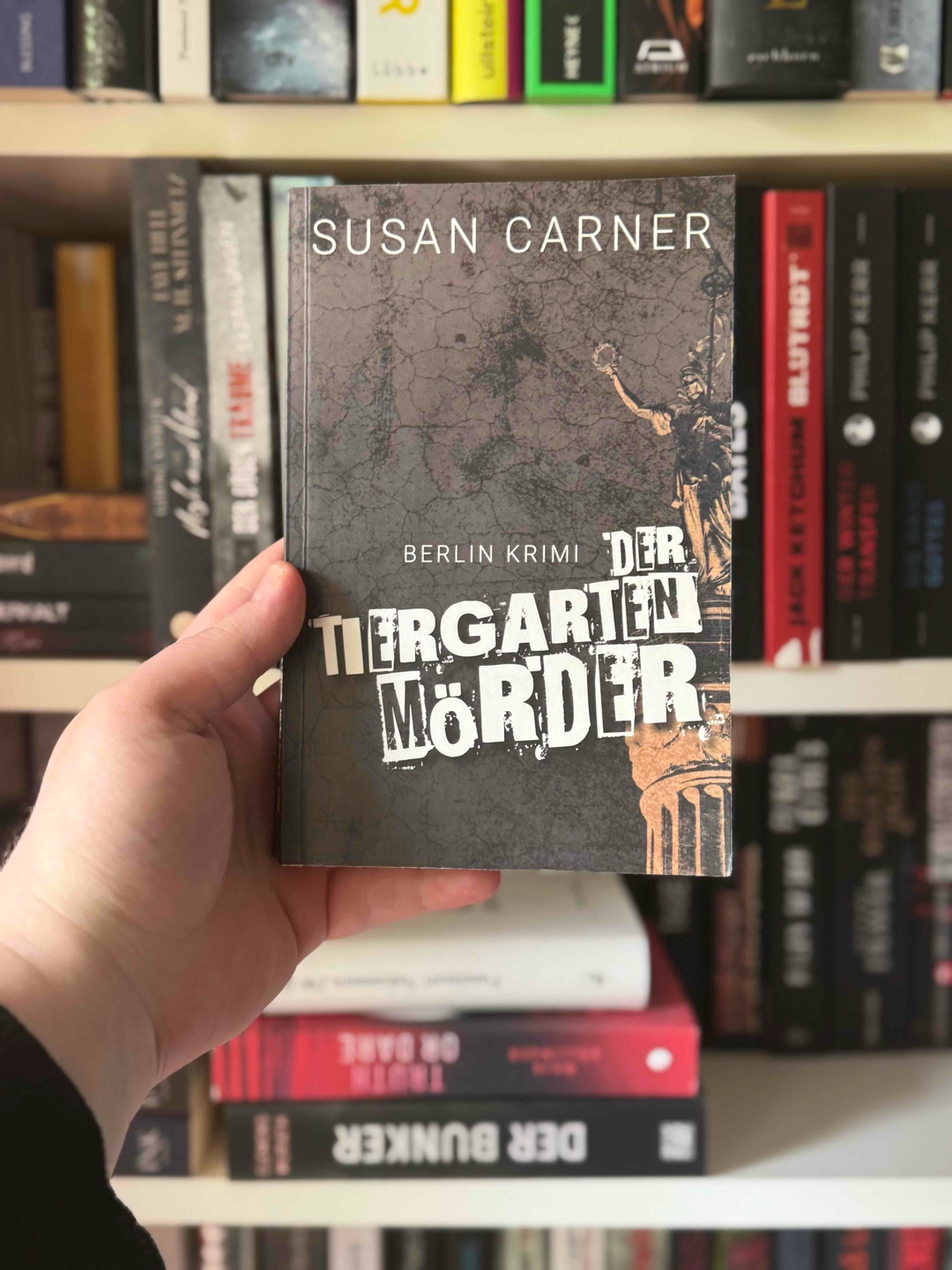 „Der Tiergartenmörder“ von Susan Carner ist für mich ein interessanter Berlin-Krimi mit viel Lokalkolorit, der aber auch einige schwierige Themen aufgreift und sehr nah an realen Ereignissen ist. Dadurch geht zeitweise leider etwas Spannung verloren. Insgesamt ist „Der Tiergartenmörder“ aber ein solider Krimi für zwischendurch, der sich schnell weglesen lässt und gut unterhält. Die Themen die die Autorin dabei anspricht, haben bei mir noch lange nachgewirkt. Ich vergebe eine Leseempfehlung