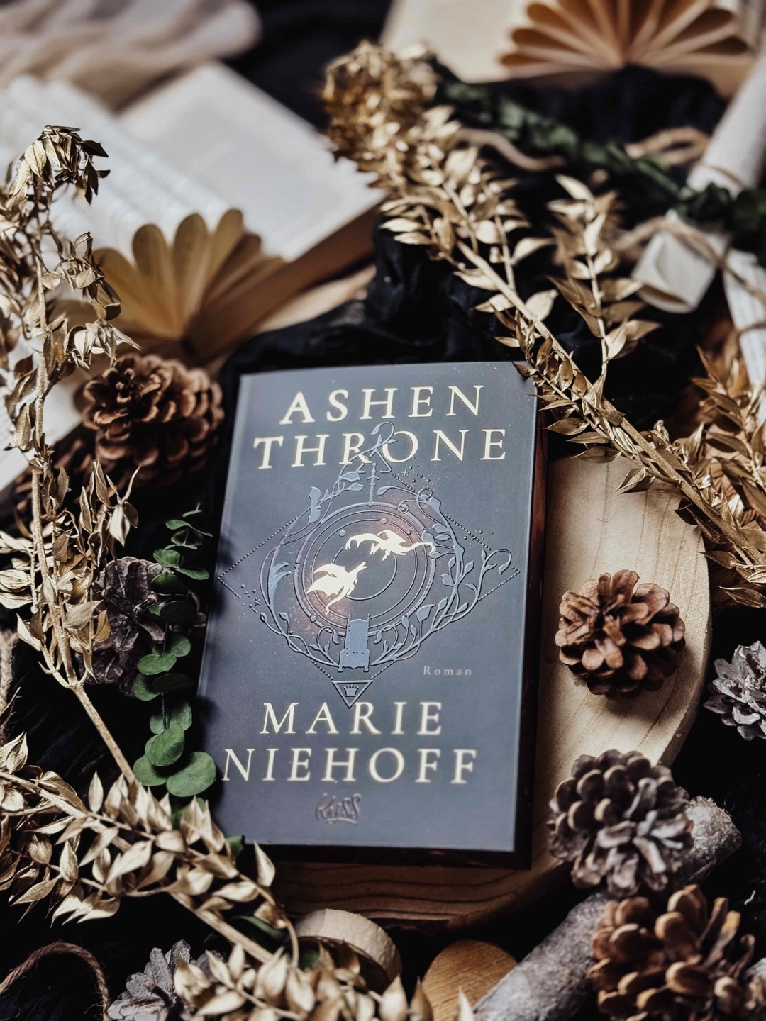 𝑅𝑒𝑧𝑒𝑛𝑠𝑖𝑜𝑛:  Ashen Throne  3,5/𝟓 ⭐️
-- 𝑅𝑒𝑧𝑒𝑛𝑠𝑖𝑜𝑛𝑠𝑒𝑥𝑒𝑚𝑝𝑙𝑎𝑟 /  𝑢𝑛𝑏𝑒𝑧𝑎ℎ𝑙𝑡𝑒 𝑊𝑒𝑟𝑏𝑢𝑛𝑔 