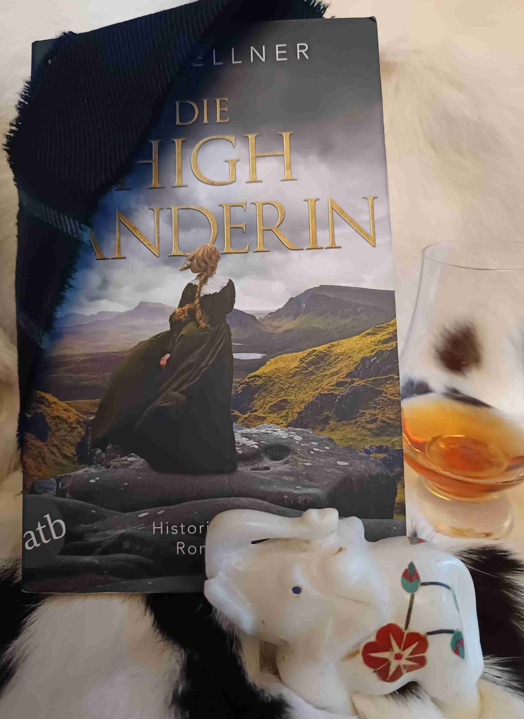Ein spannendes und gut lesbares Buch. Überzeugt mit Charakter und Inspiration.
Mich haben die Figuren sehr beeindruckt und berührt, sodass ich mich kaum vom Buch trennen konnte.
Zudem ordne ich für mich dieses Buch mehr dem Fantasy -Roman zu.
Von mir gibt es eine klare Leseempfehlung für ruhige Abende.
