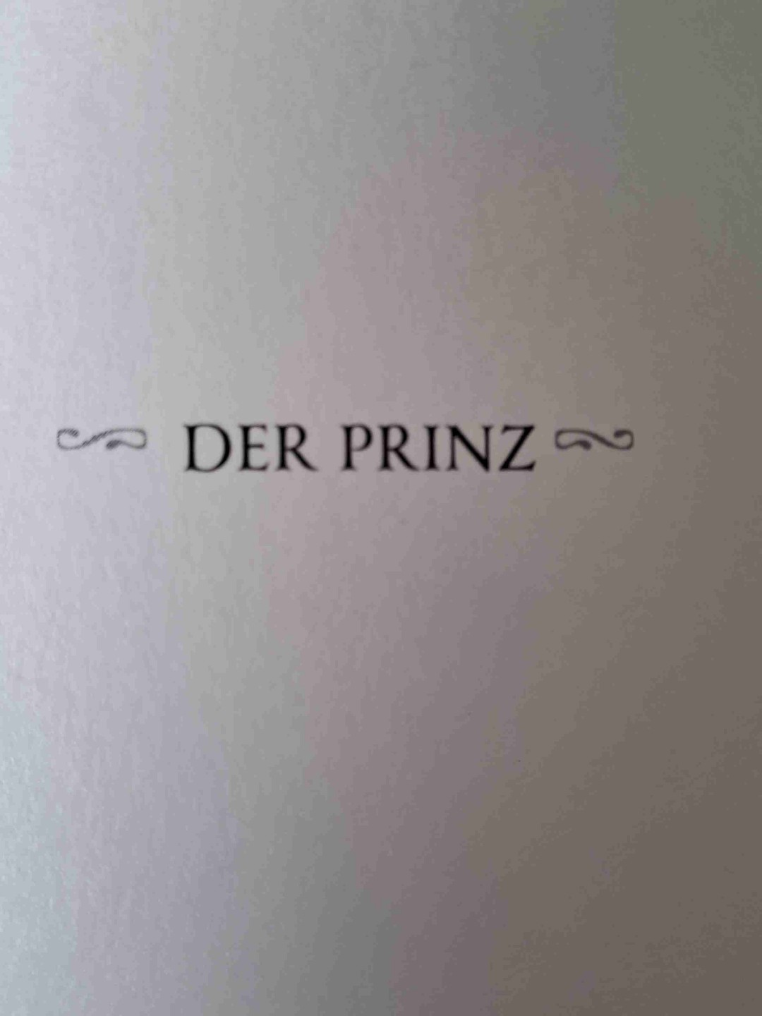 Ich habe den ersten Teil der selection Storys 1 heute beendet. Ich fand es wirklich cool auch mal ein Eindruck von Maxons Sicht zu bekommen.
Ich würde auch sehr gerne weiter lesen doch ich bin jetzt ein bisschen verwirrt. Sollte ich jetzt mit ,,der Leibwächter" weiter machen oder zu erst ,,die Elite" lesen?
🐋